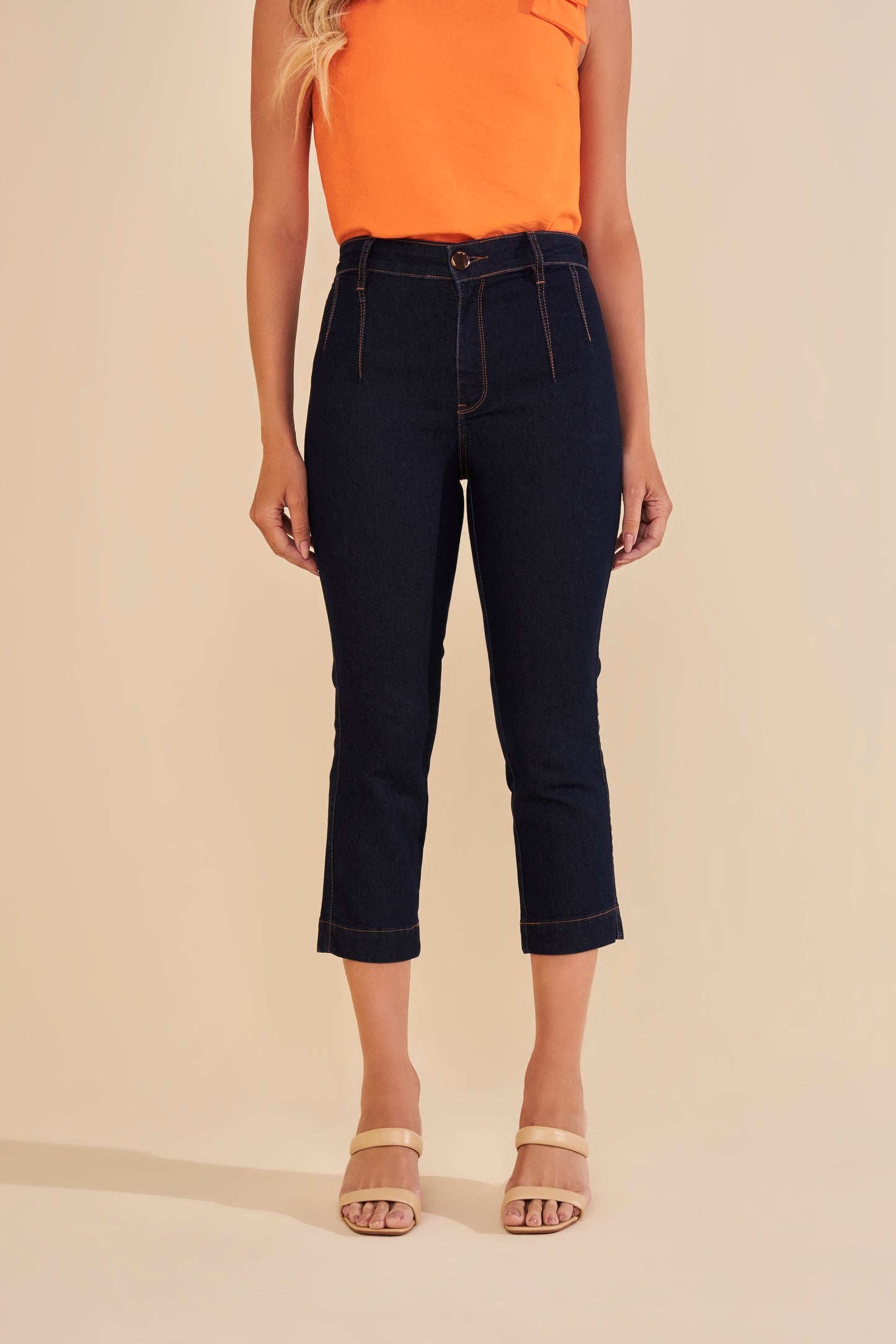 calça jeans cropped cintura intermediária com pences