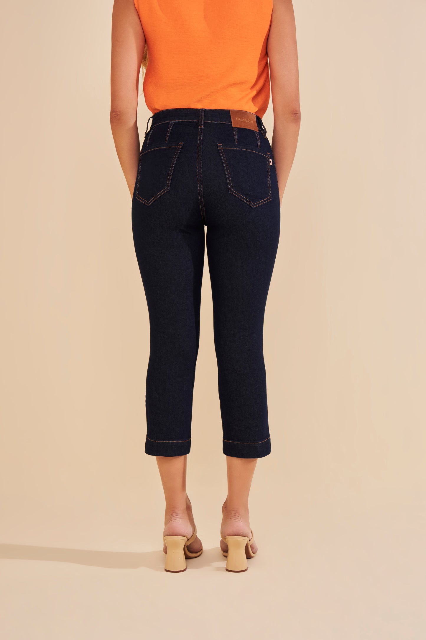calça jeans cropped cintura intermediária com pences