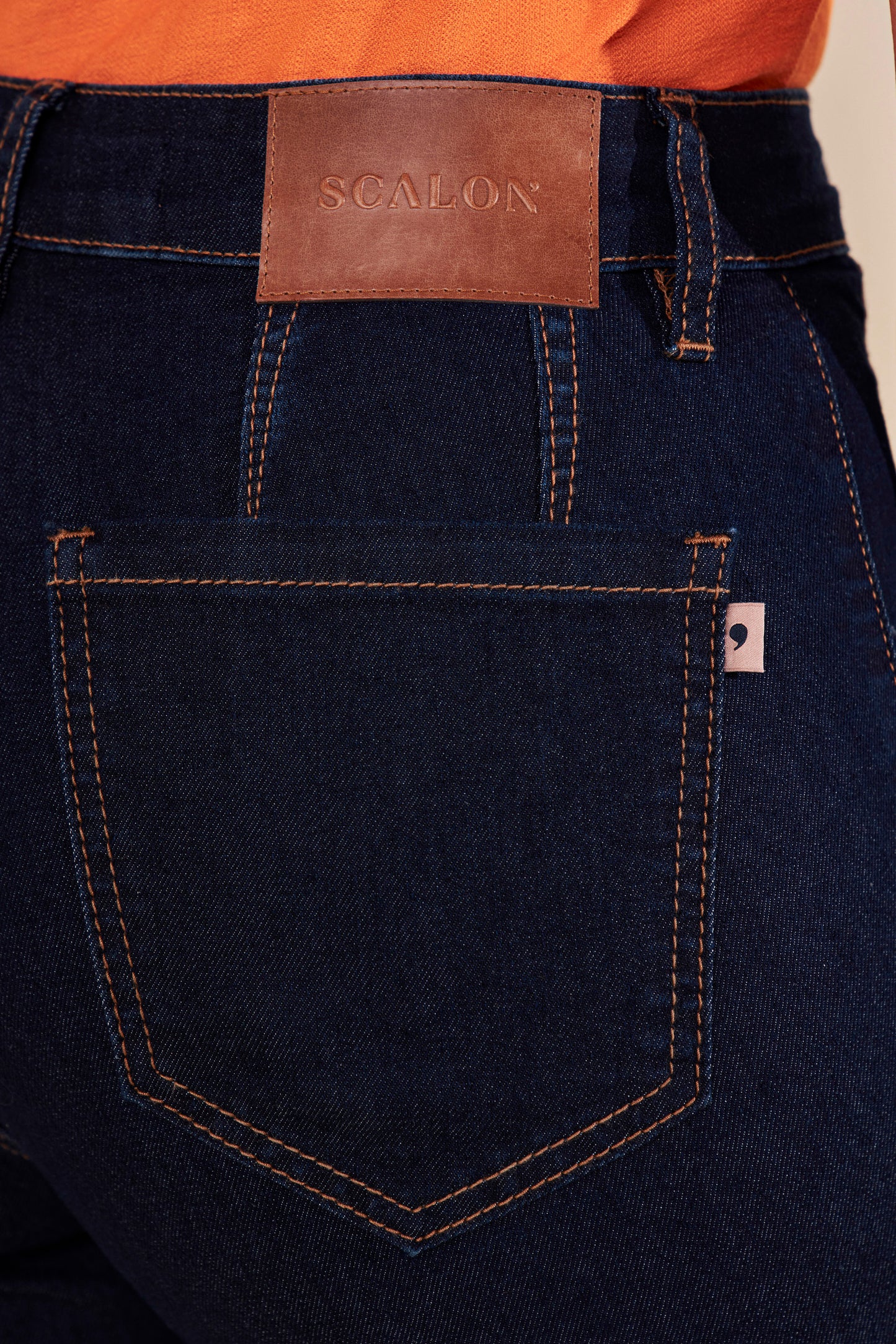 calça jeans cropped cintura intermediária com pences