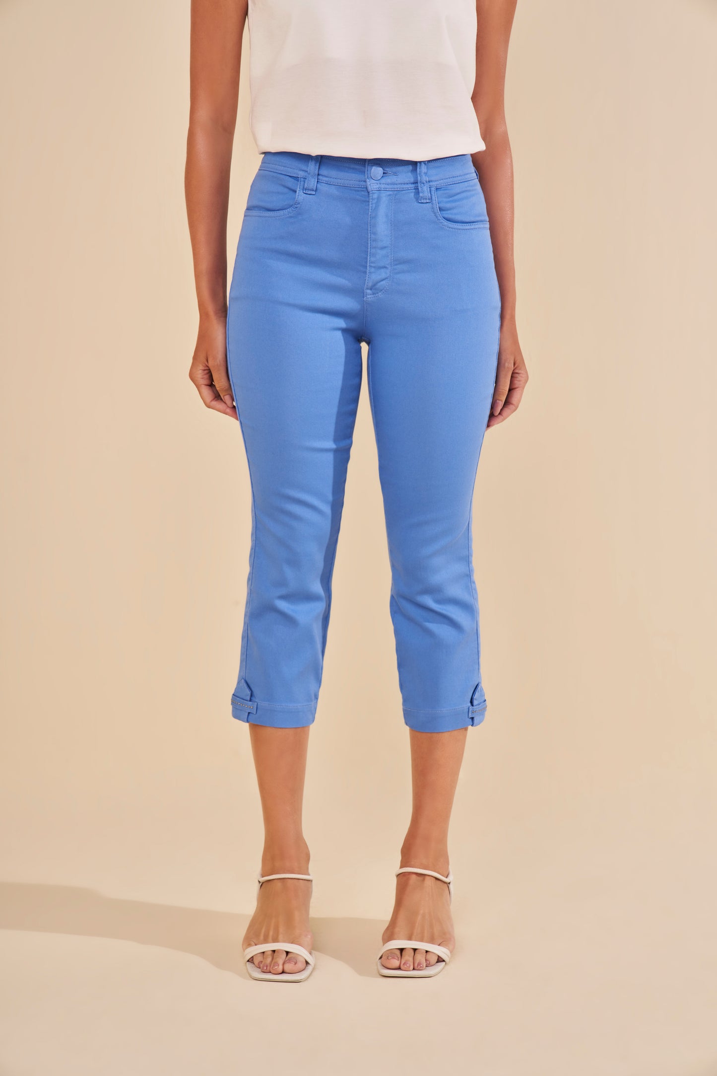 calça sarja color cropped cintura intermediária com martingale