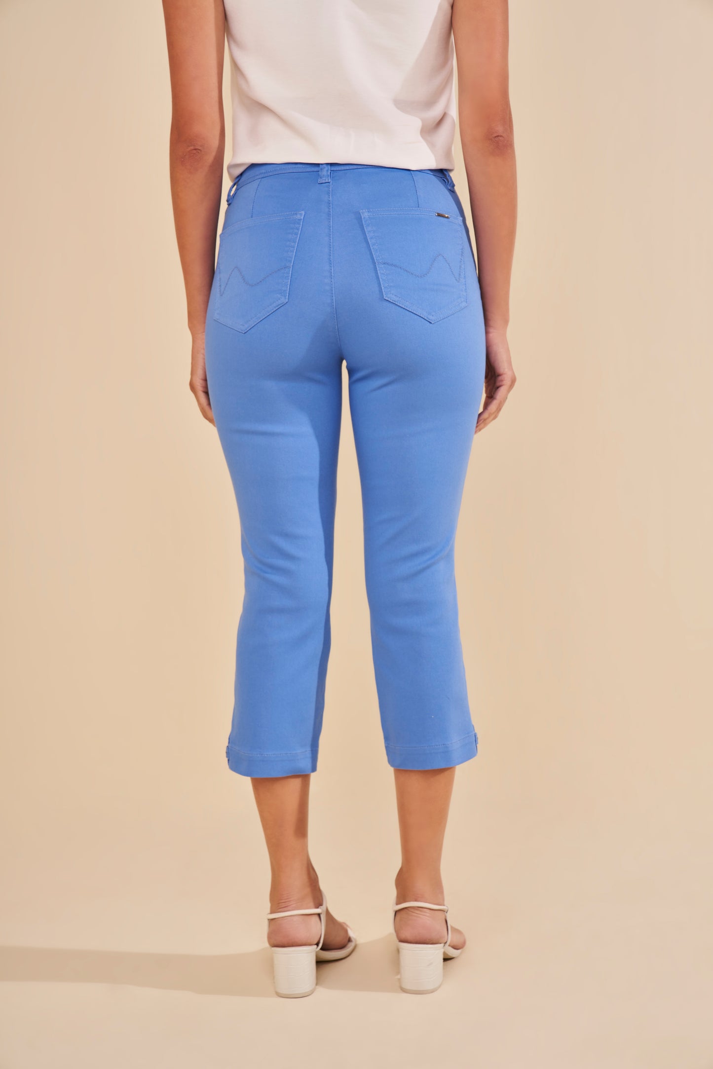 calça sarja color cropped cintura intermediária com martingale