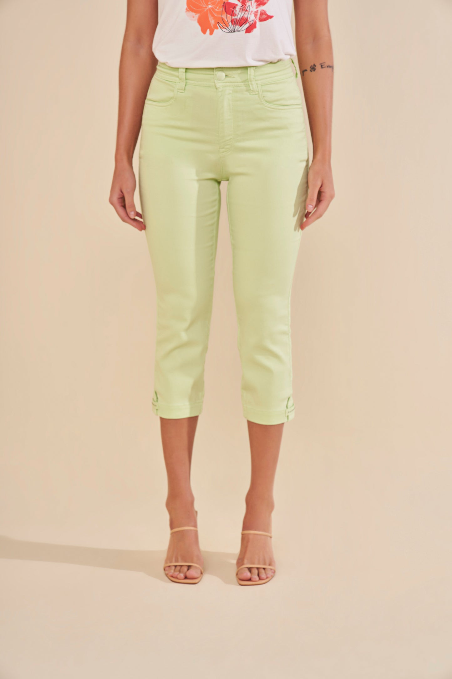 calça sarja color cropped cintura intermediária com martingale