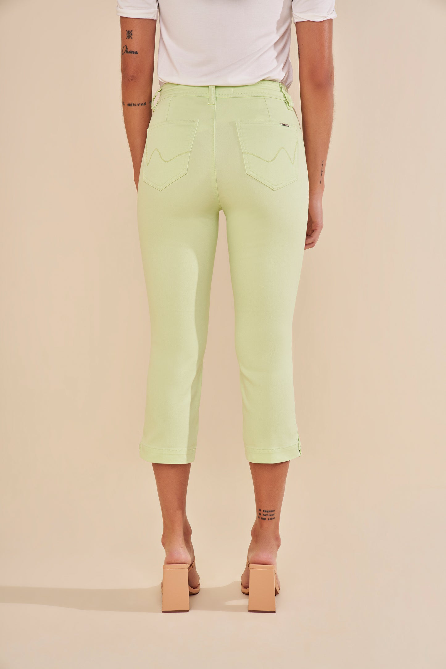 calça sarja color cropped cintura intermediária com martingale