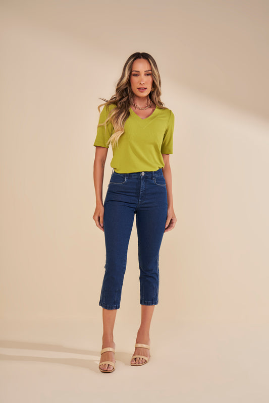 calça jeans cropped cintura intermediária com pence barra