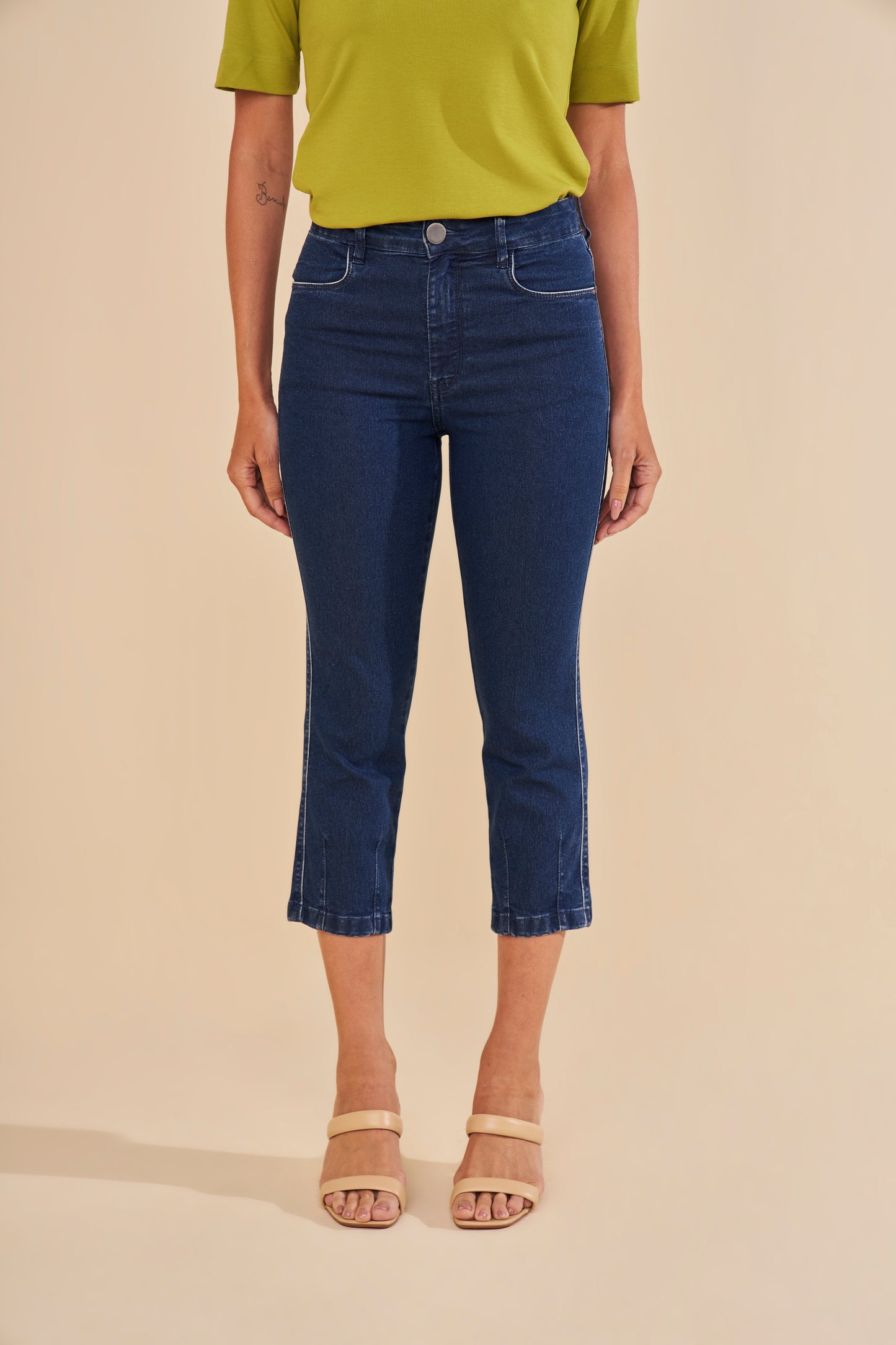 calça jeans cropped cintura intermediária com pence barra