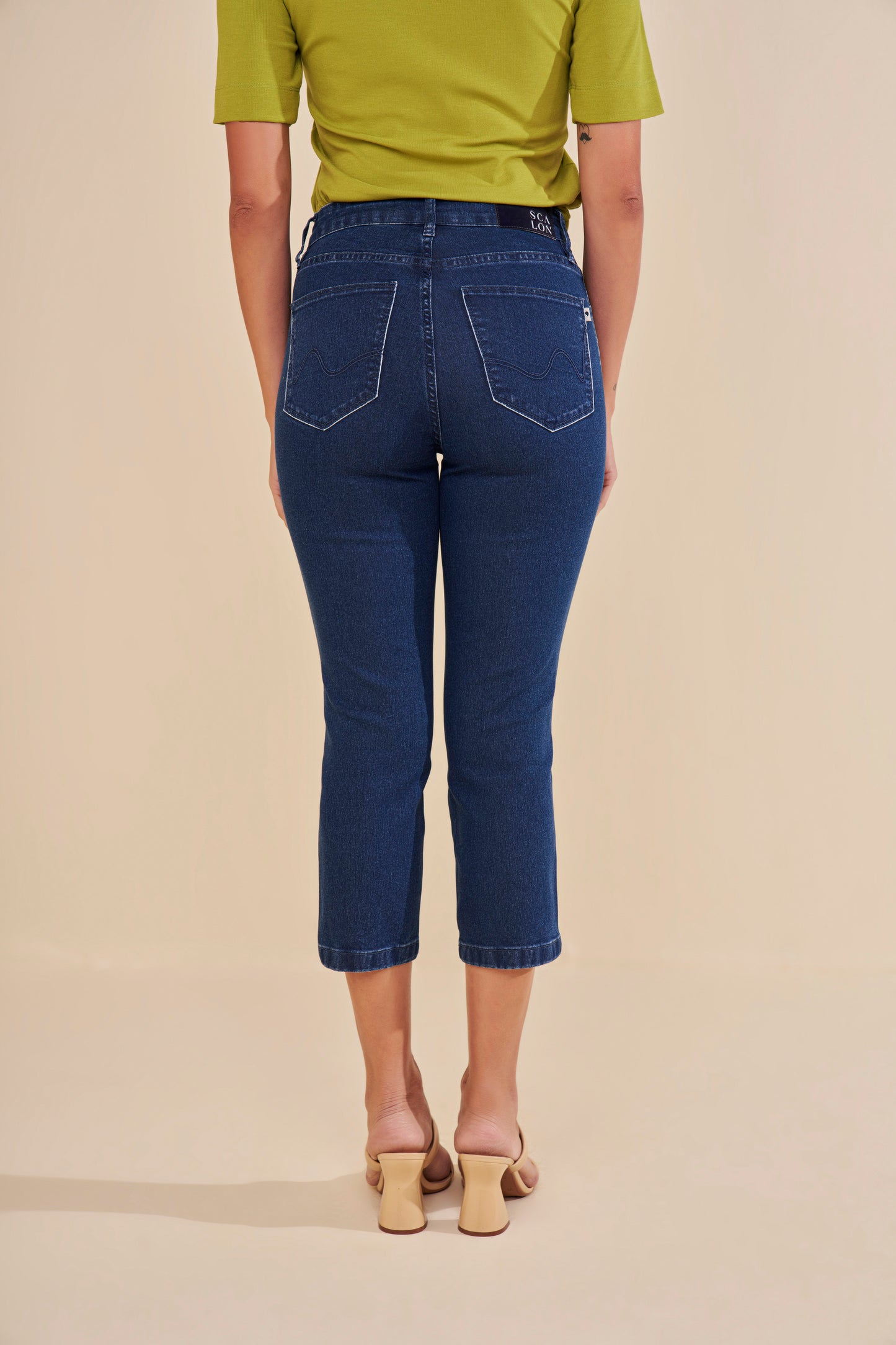 calça jeans cropped cintura intermediária com pence barra