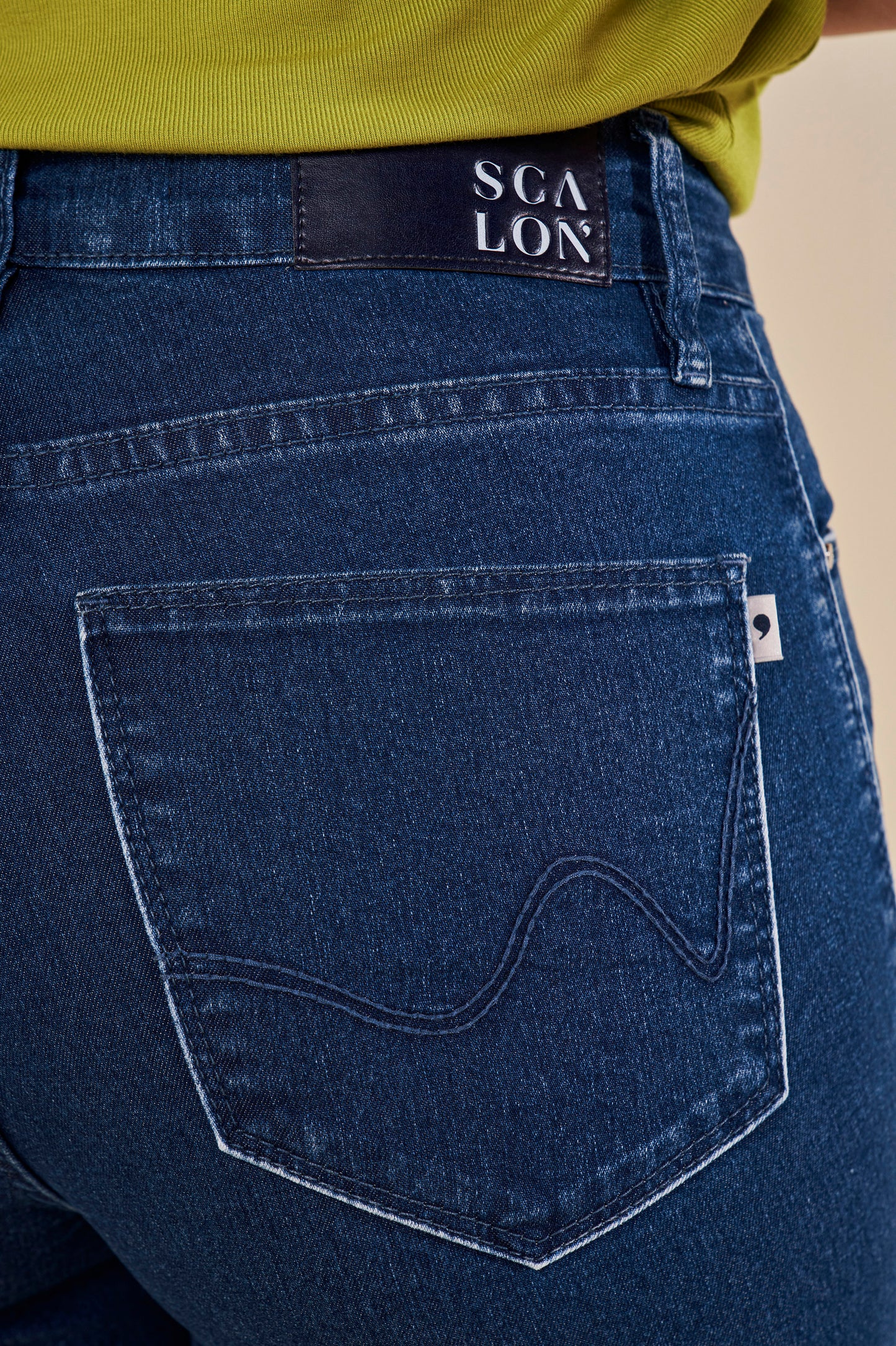 calça jeans cropped cintura intermediária com pence barra