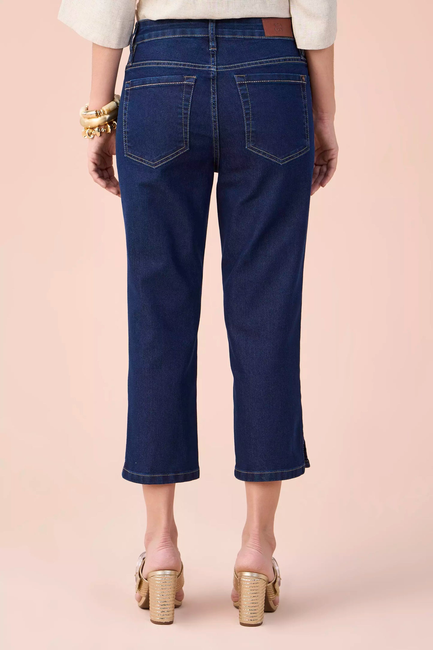 calça jeans cropped cintura intermediaria com abertura