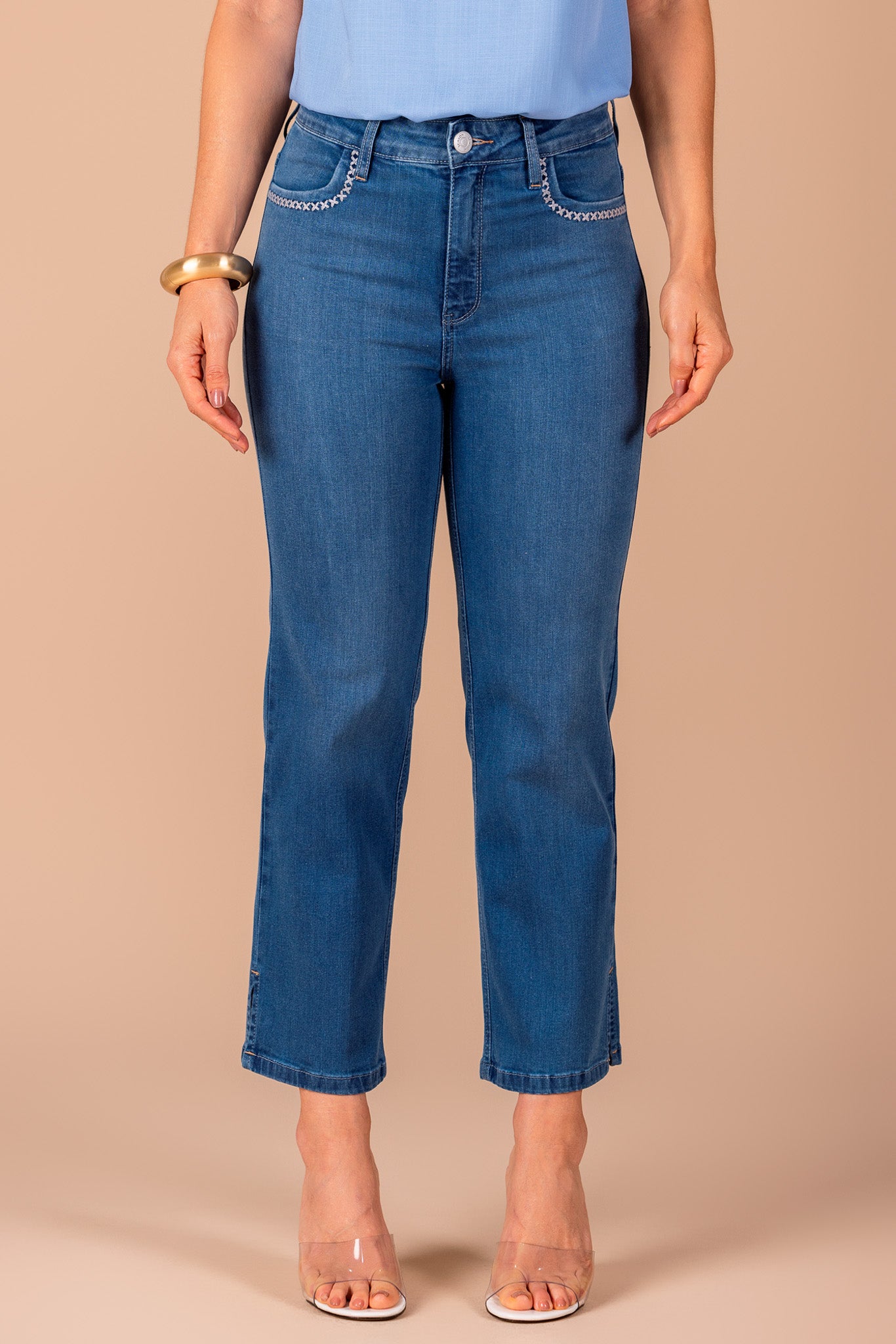 calça jeans pantcropped cintura intermediária  com bordado e metal