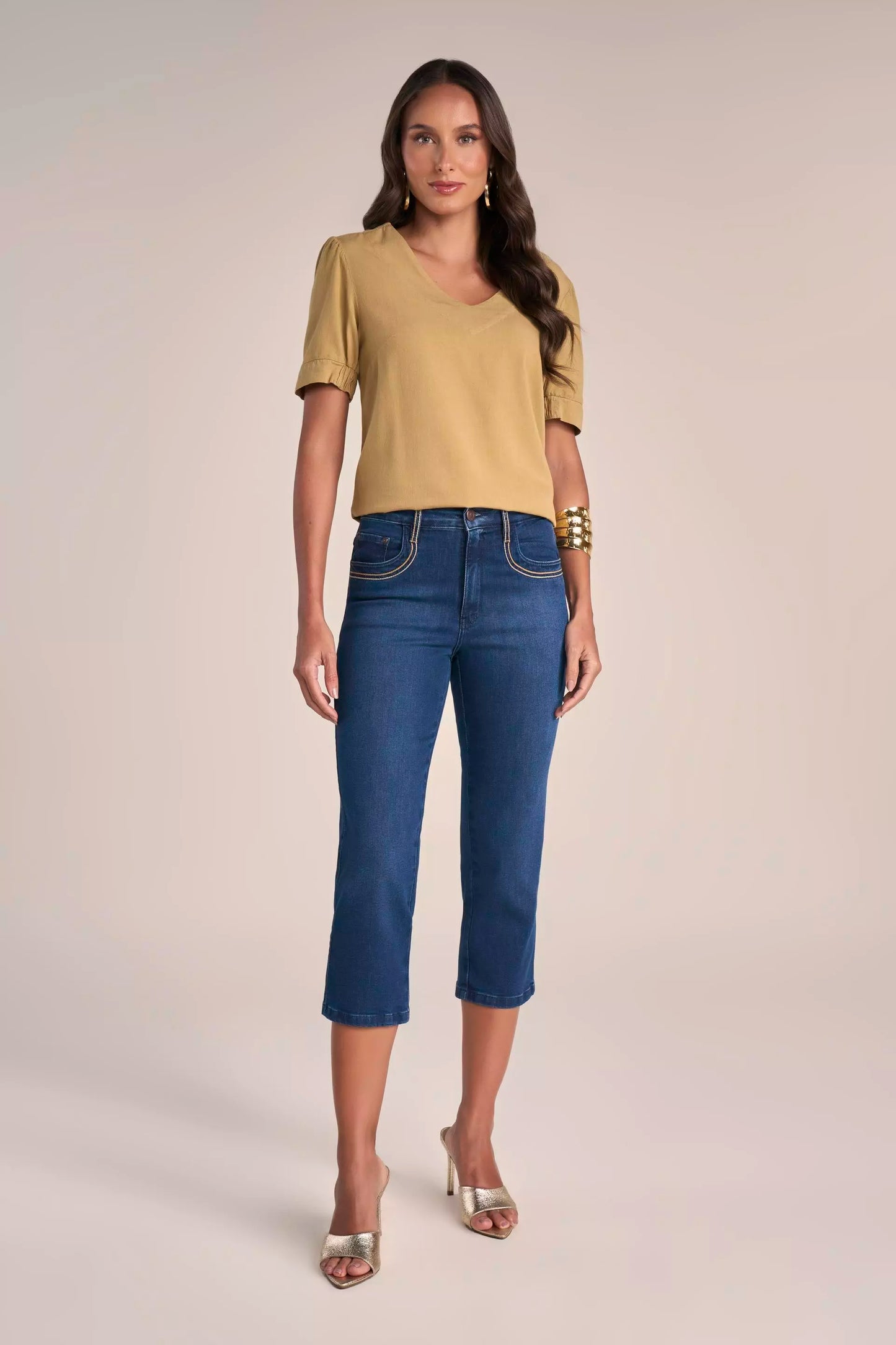 Calça Jeans Cropped Cintura Intermediária com Ponto Corrente