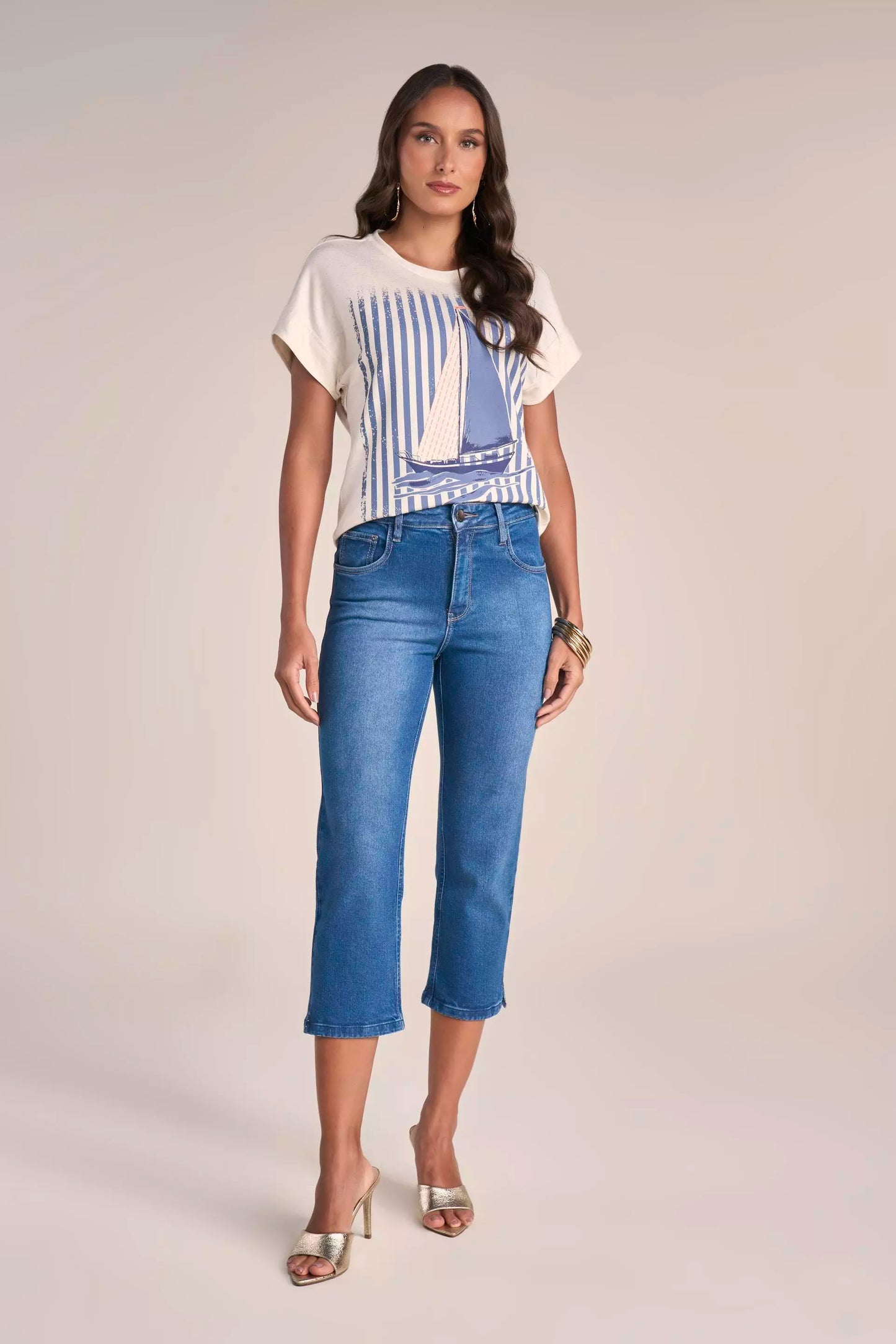 Calça Jeans Cropped Cintura Intermediária com Abertura e Cristais