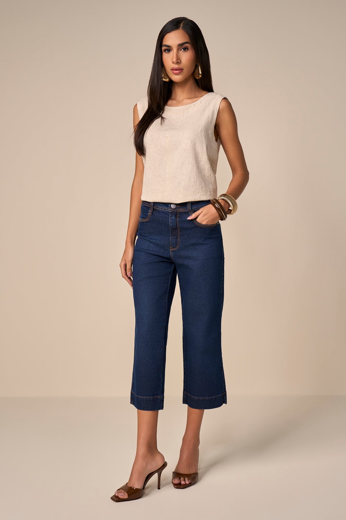 calça jeans cropped cintura intermediária com pespontos triplos