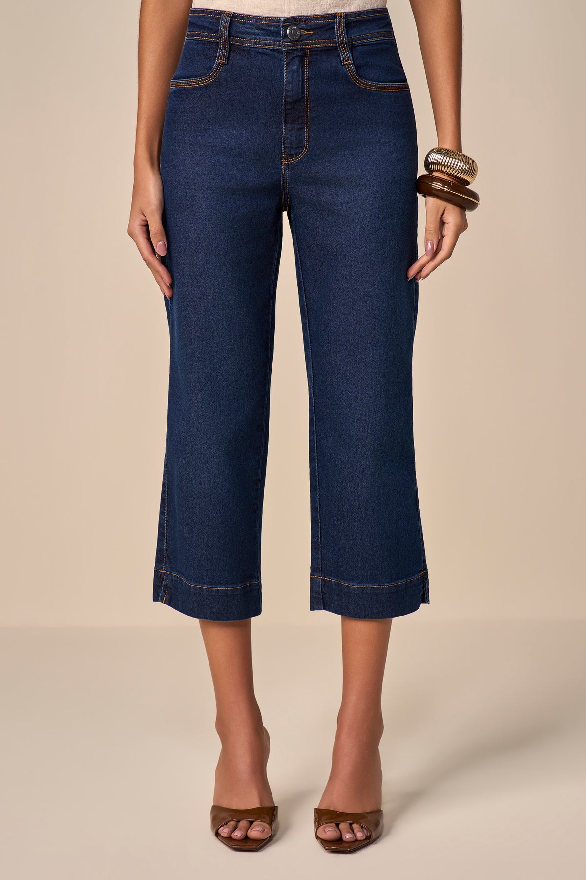 calça jeans cropped cintura intermediária com pespontos triplos