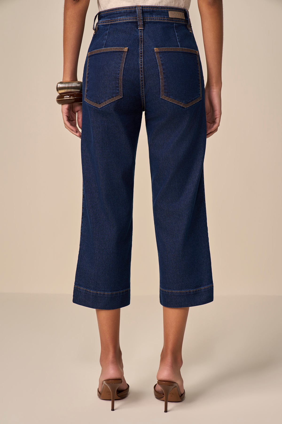 calça jeans cropped cintura intermediária com pespontos triplos