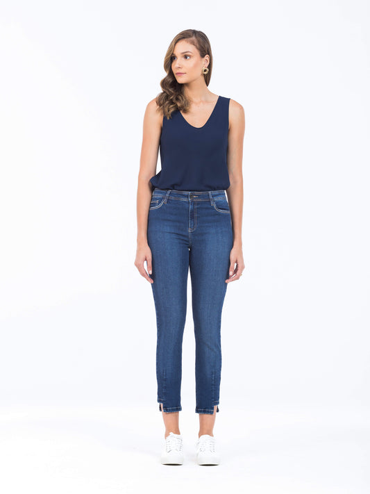 calça jeans skinny barra assimétrica recortada