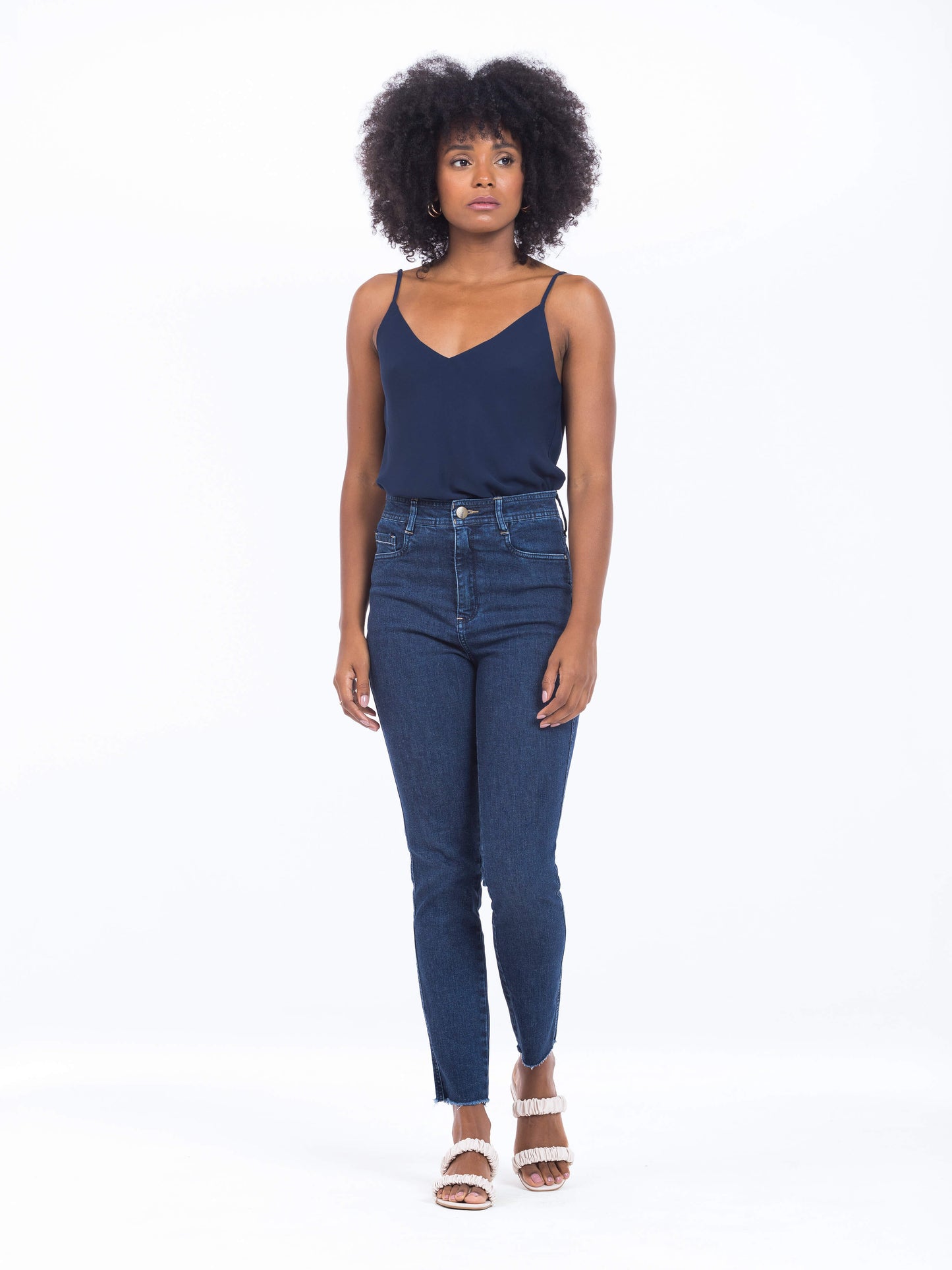 calça jeans skinny barra a fio cintura alta