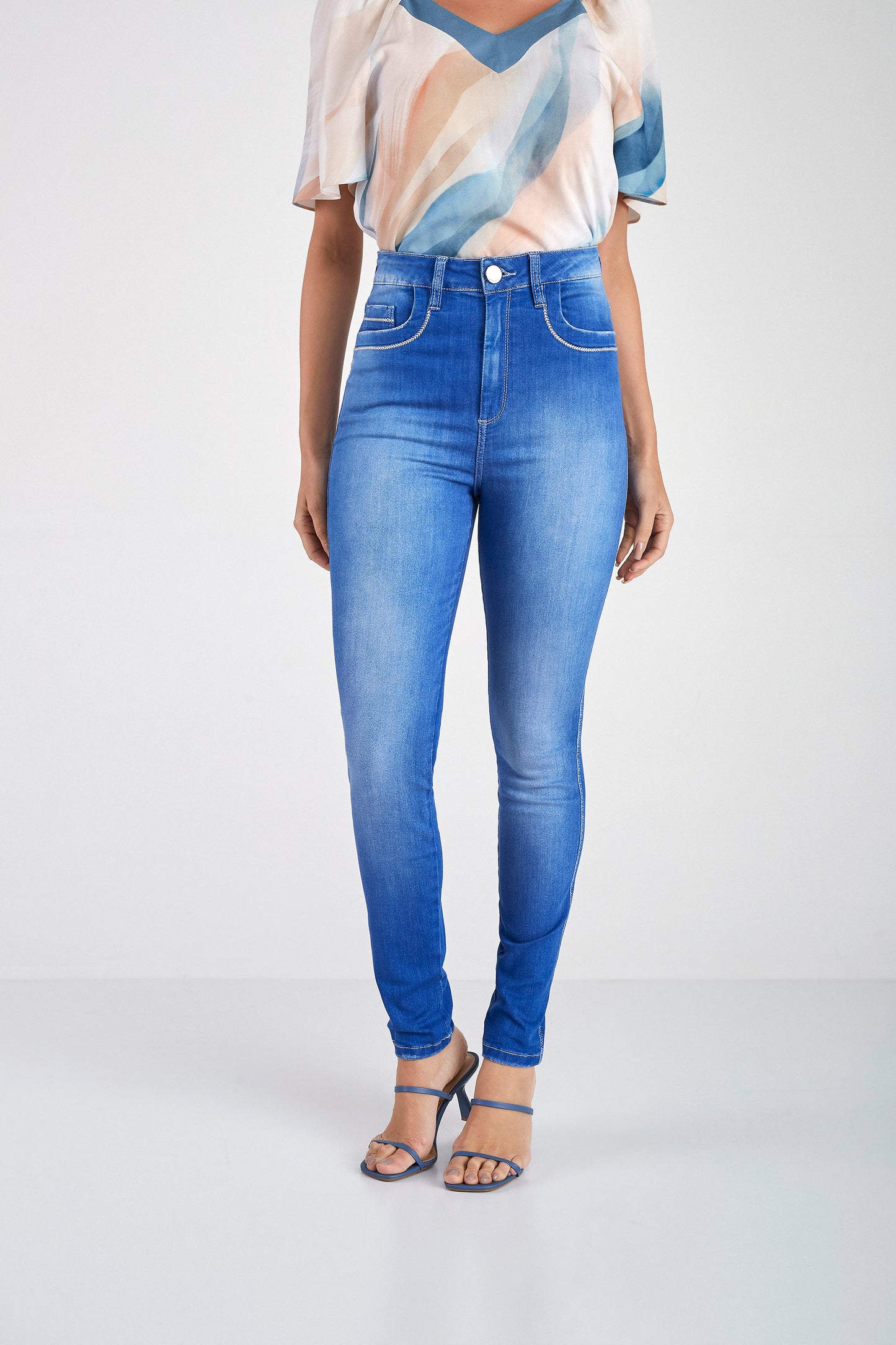calça jeans skinny cintura alta com bordado