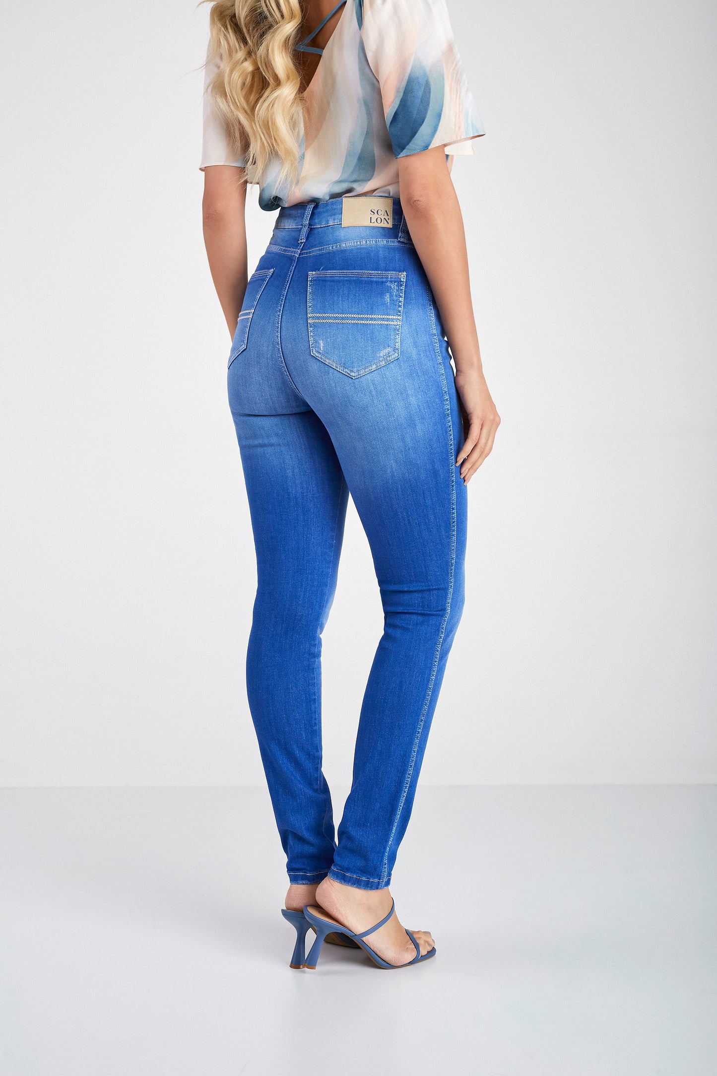 calça jeans skinny cintura alta com bordado