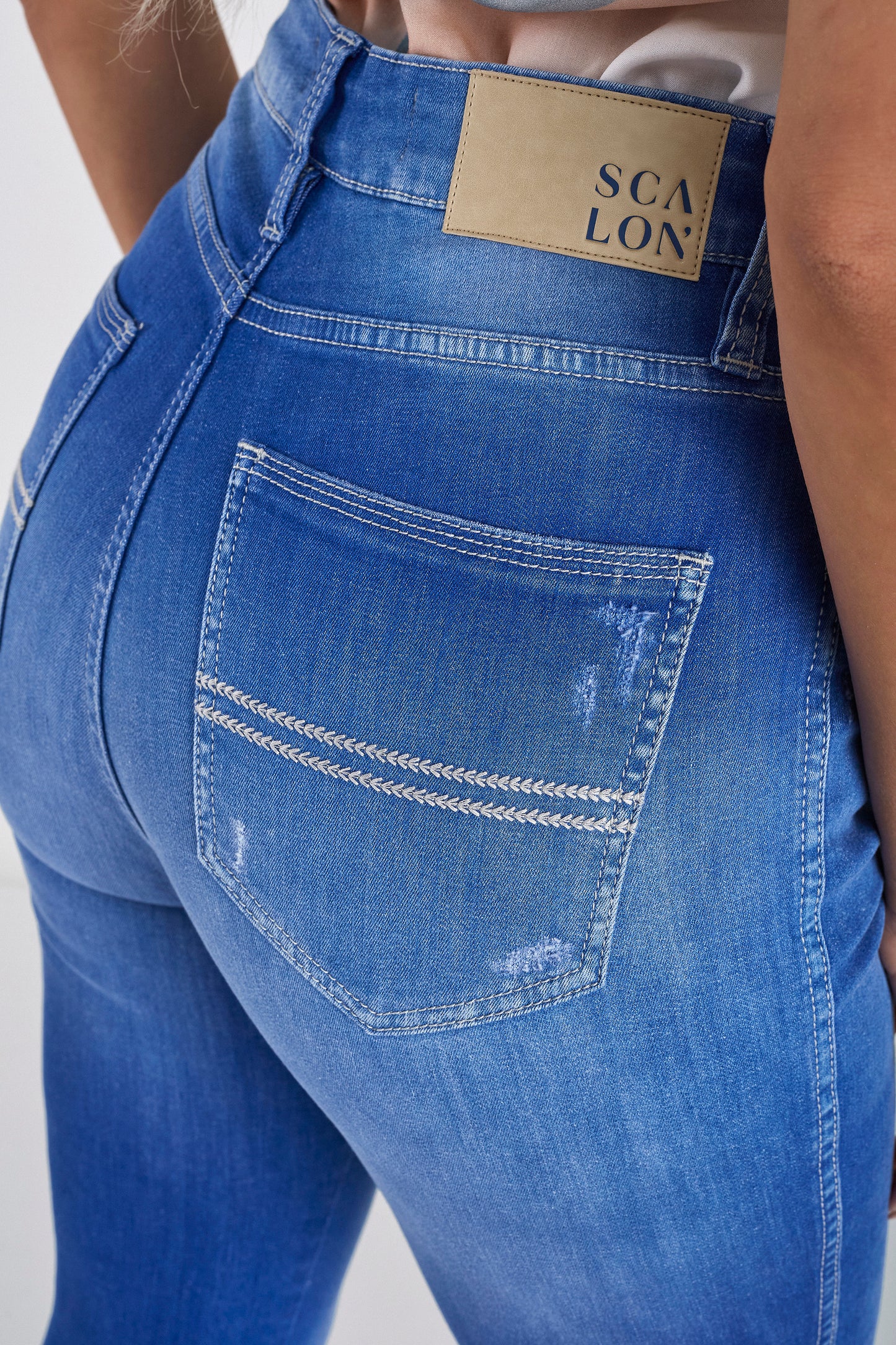 calça jeans skinny cintura alta com bordado
