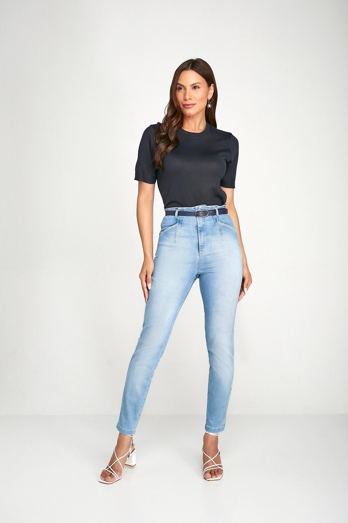 calça jeans skinny cintura alta com pences