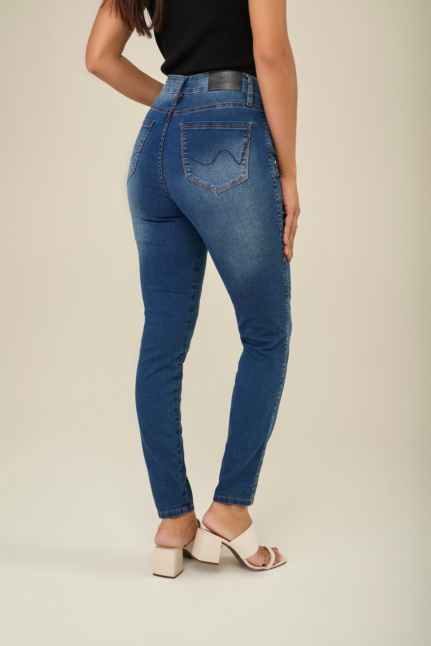 calça jeans skinny cintura intermediária