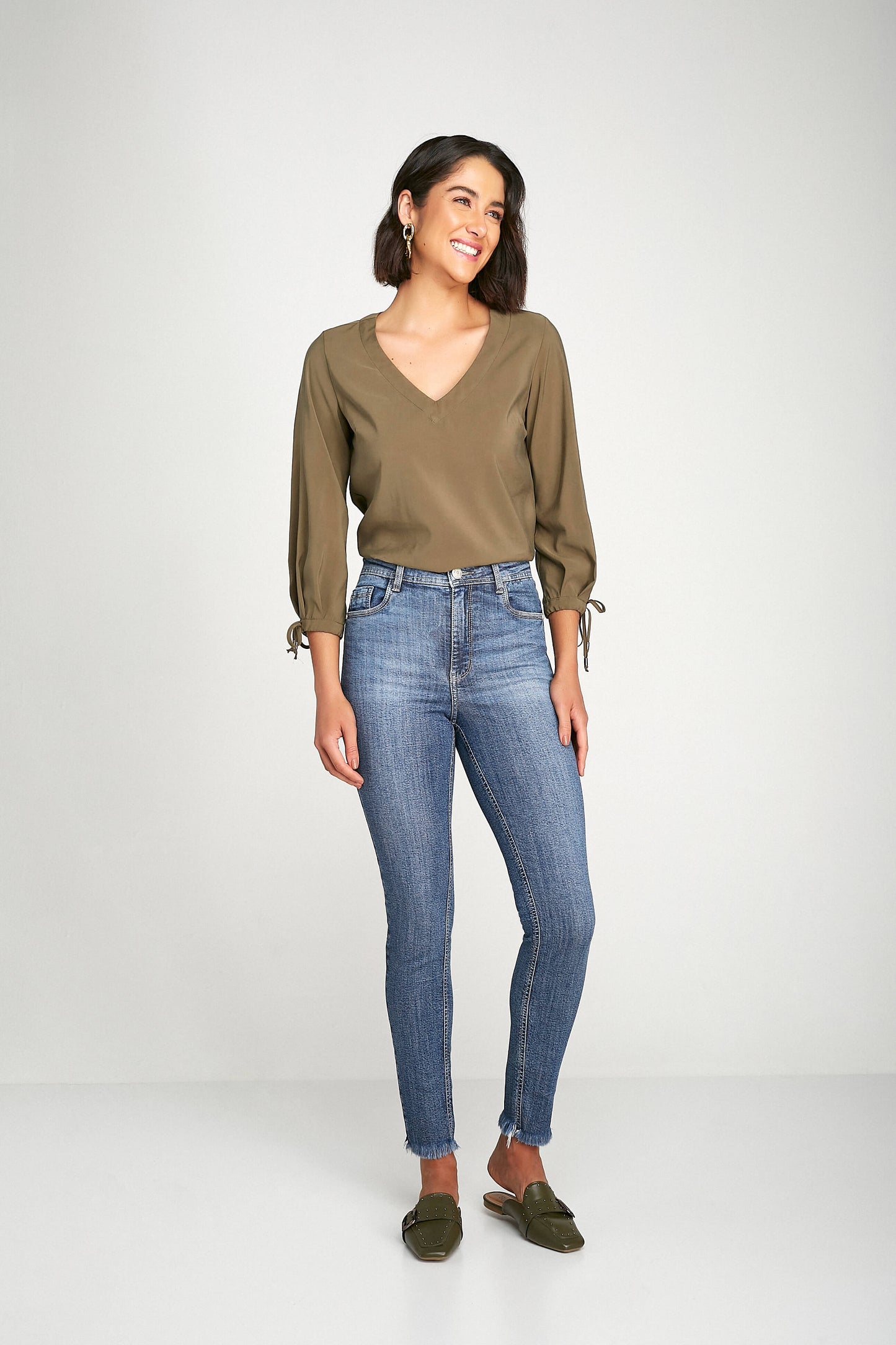 calça jeans skinny cintura intermediária barra a fio