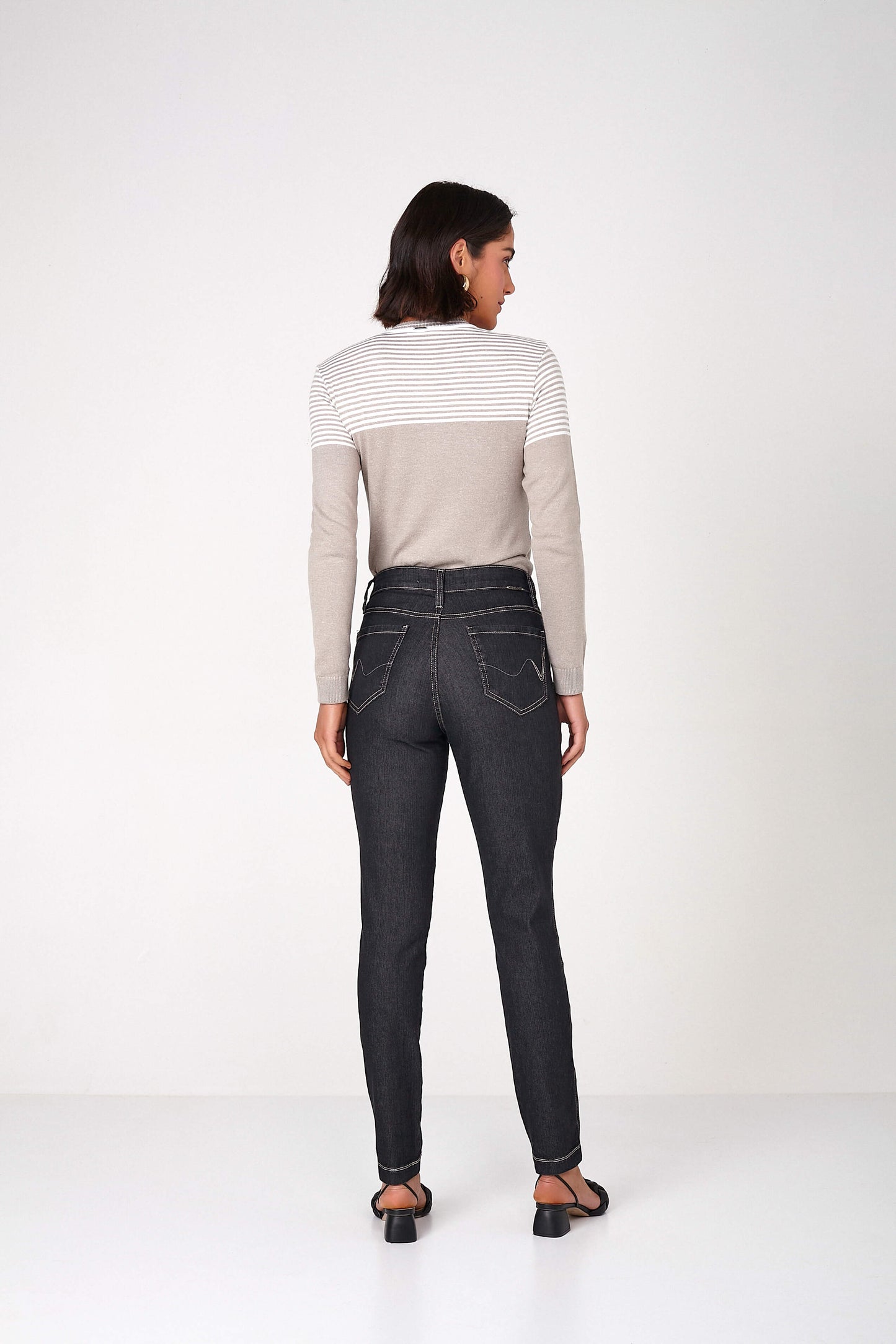 calça jeans skinny cintura intermediária com friso