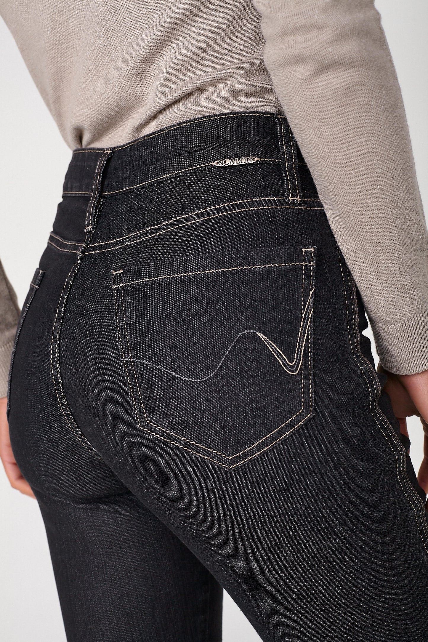 calça jeans skinny cintura intermediária com friso
