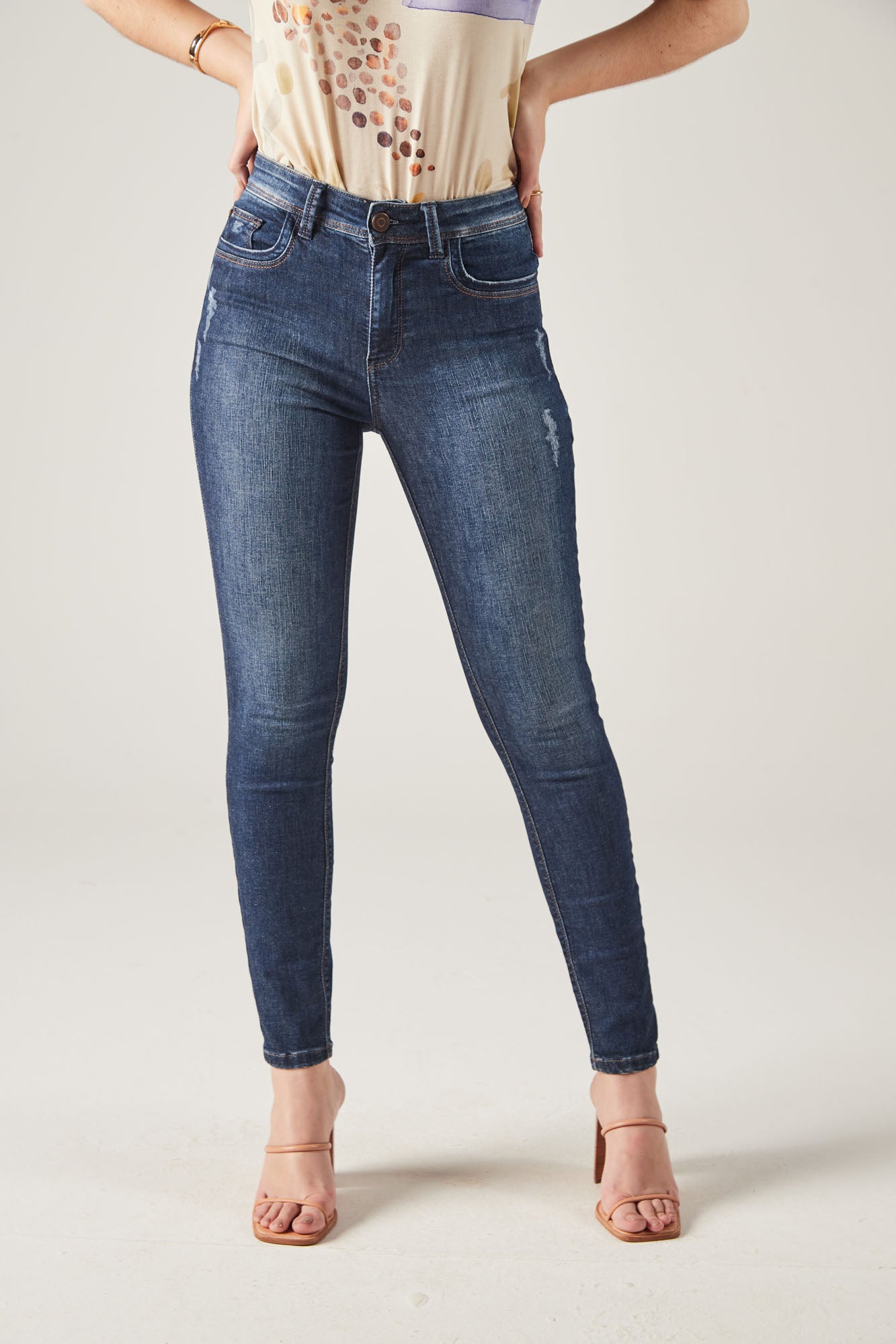 calça jeans skinny cintura intermediária com recorte no bolso