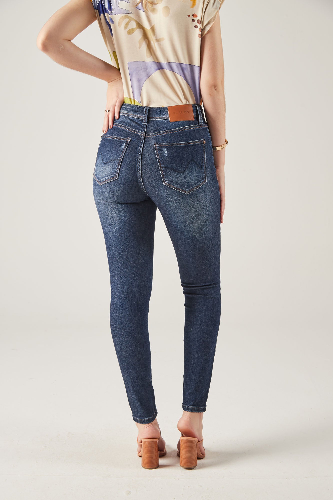 calça jeans skinny cintura intermediária com recorte no bolso