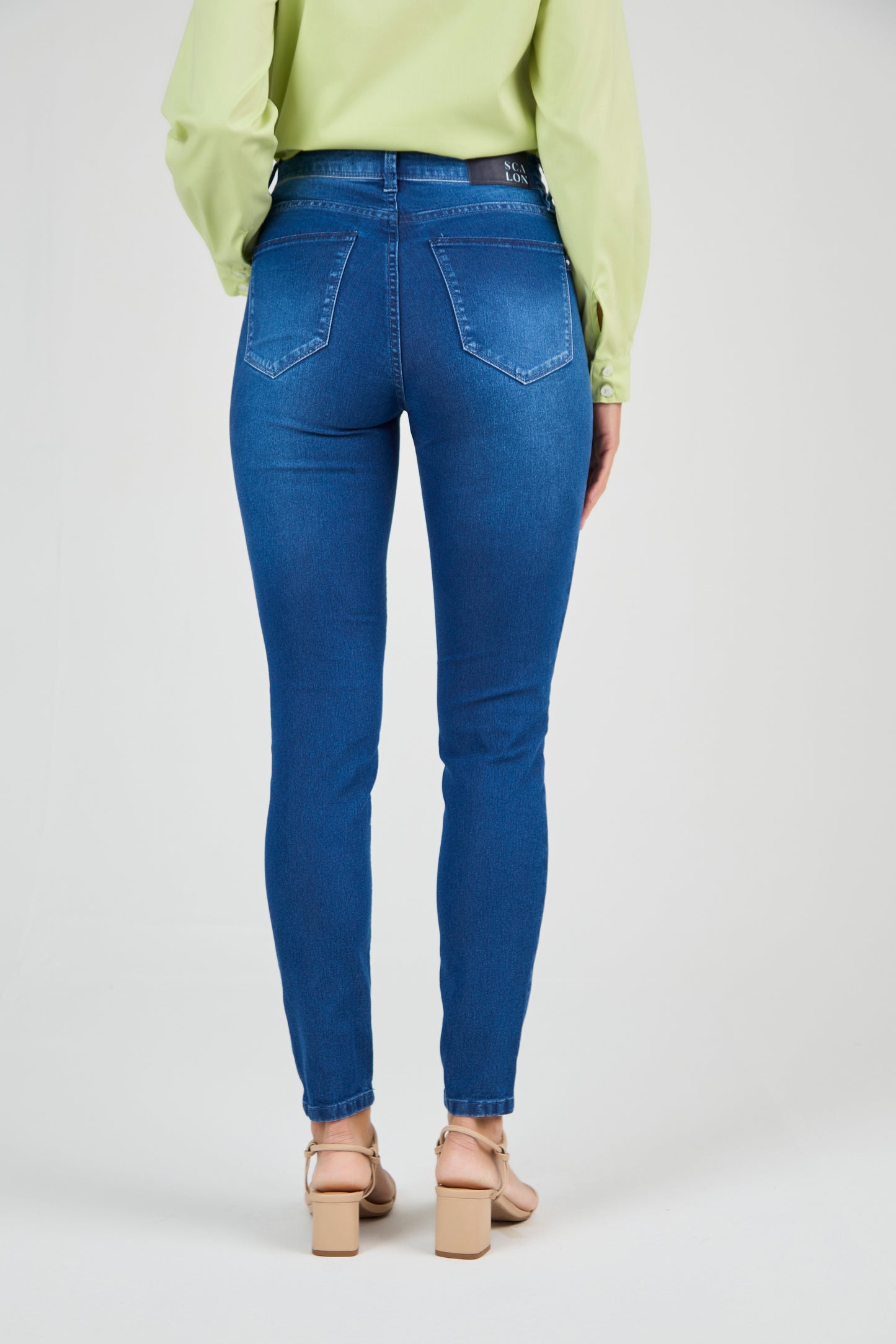 calça jeans skinny cintura intermediária