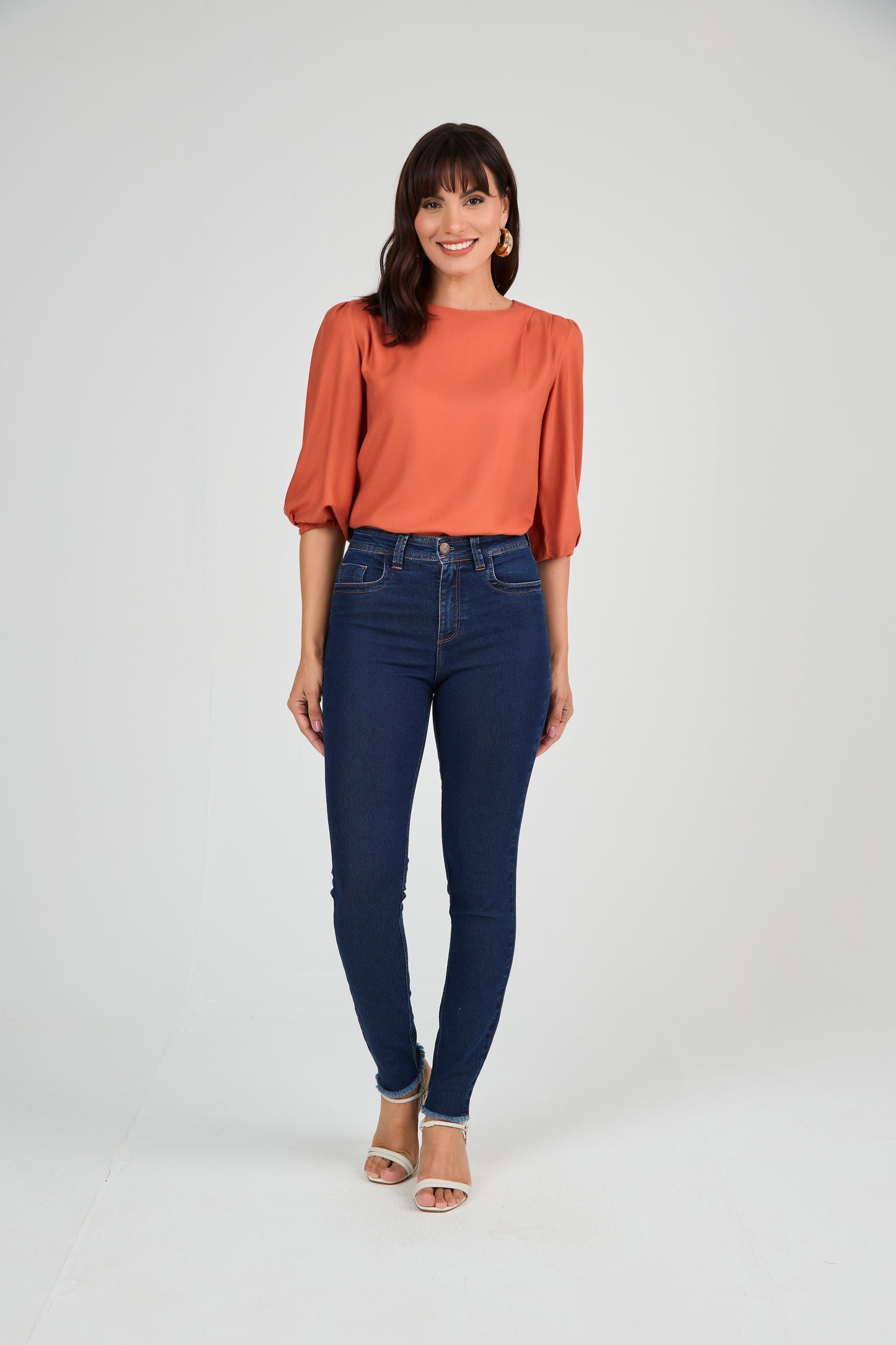 calça jeans skinny cintura intermediária detalhes pesponto