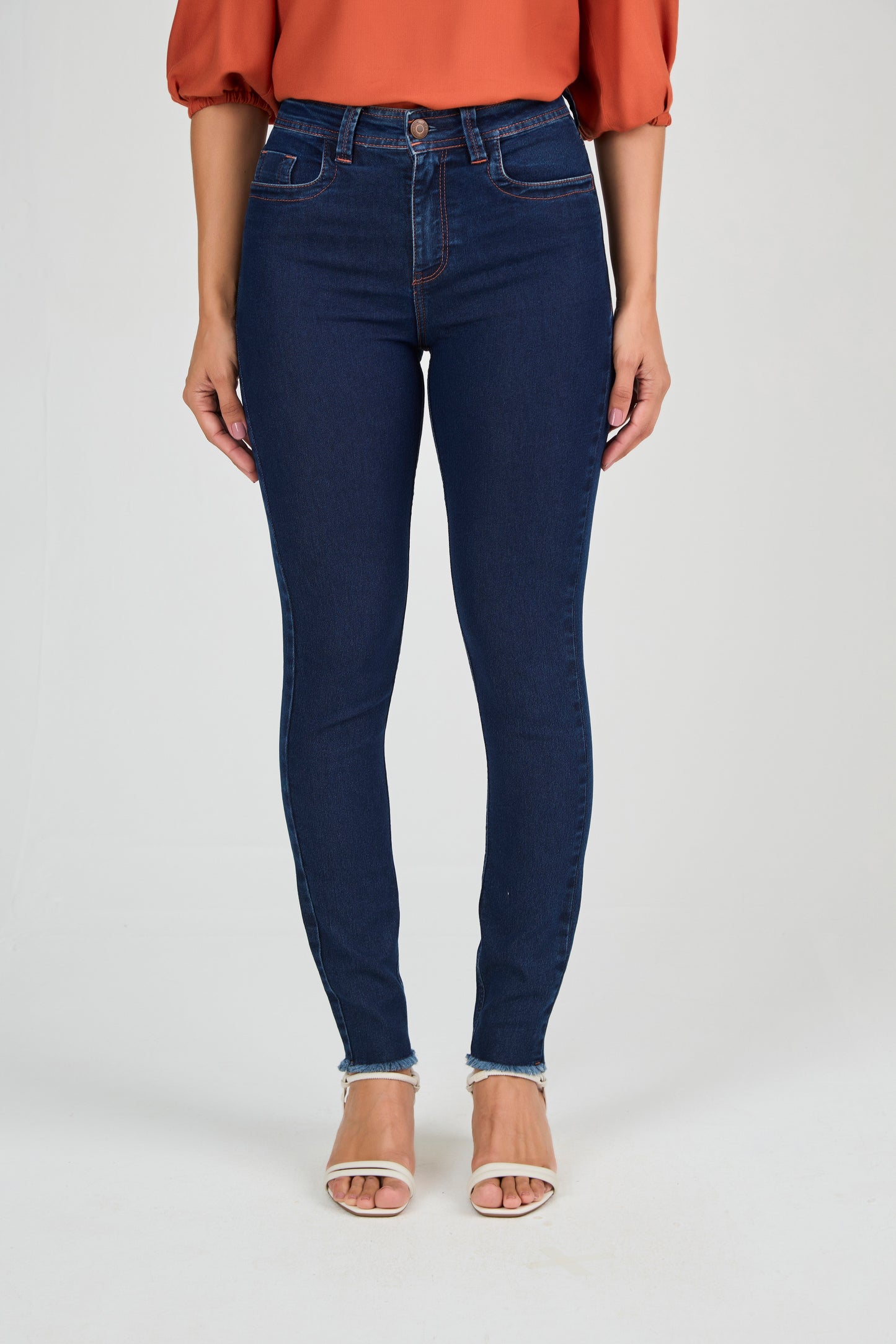 calça jeans skinny cintura intermediária detalhes pesponto