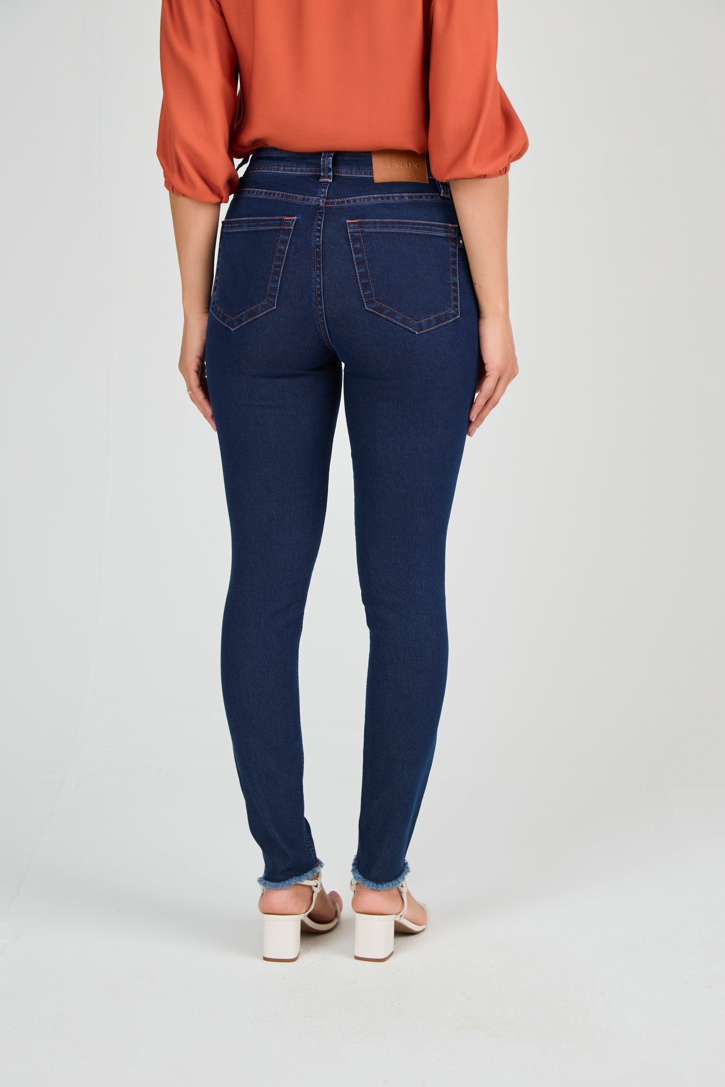 calça jeans skinny cintura intermediária detalhes pesponto
