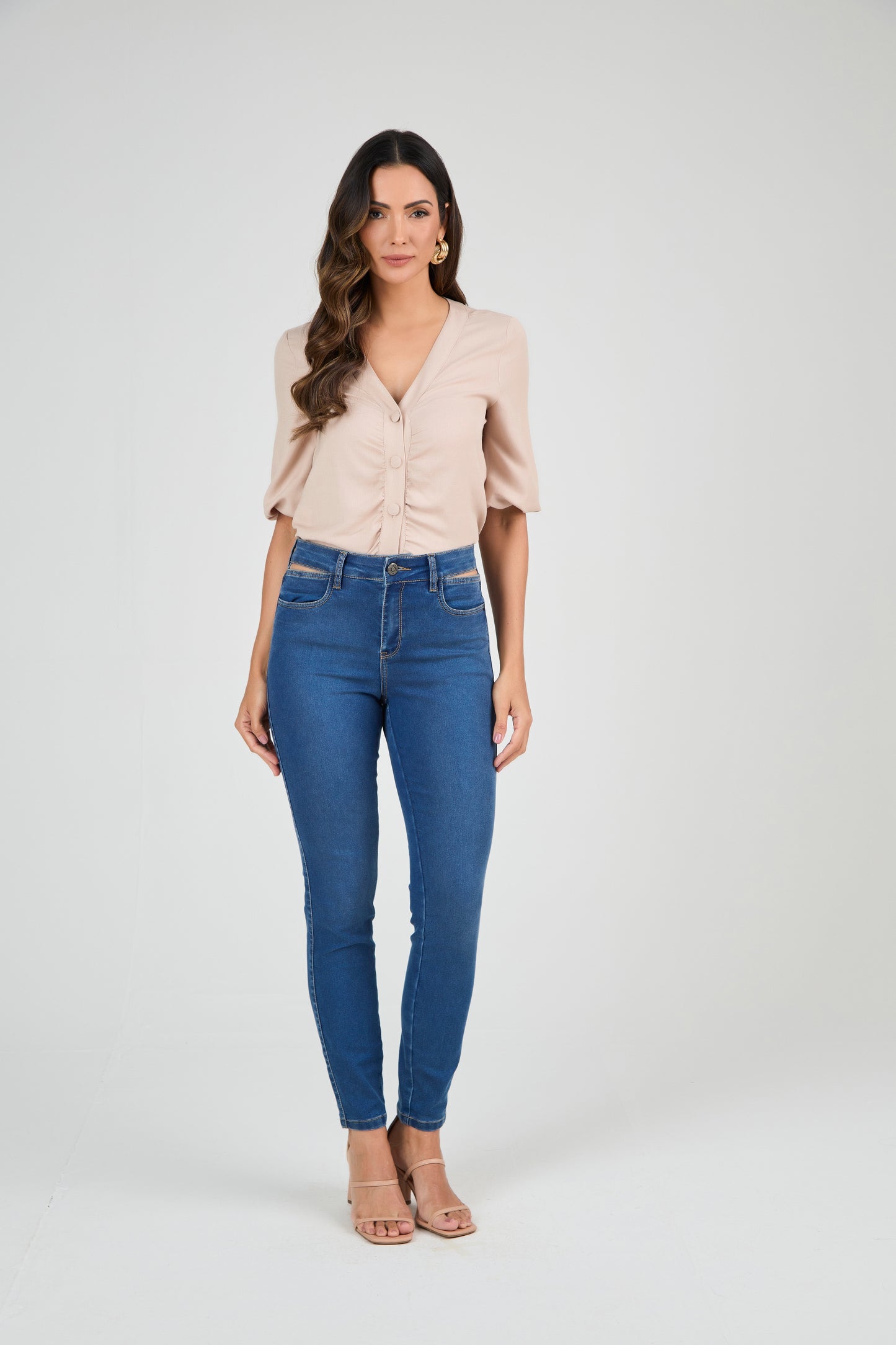 calça jeans skinny cintura intermediária com detalhe no bolso
