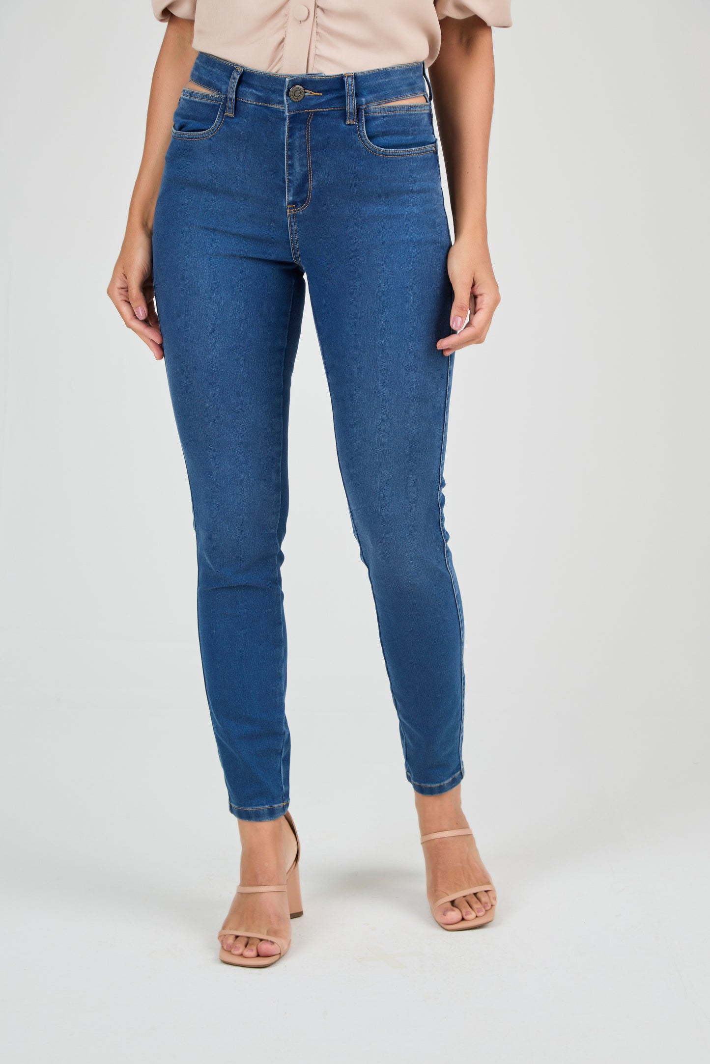 calça jeans skinny cintura intermediária com detalhe no bolso