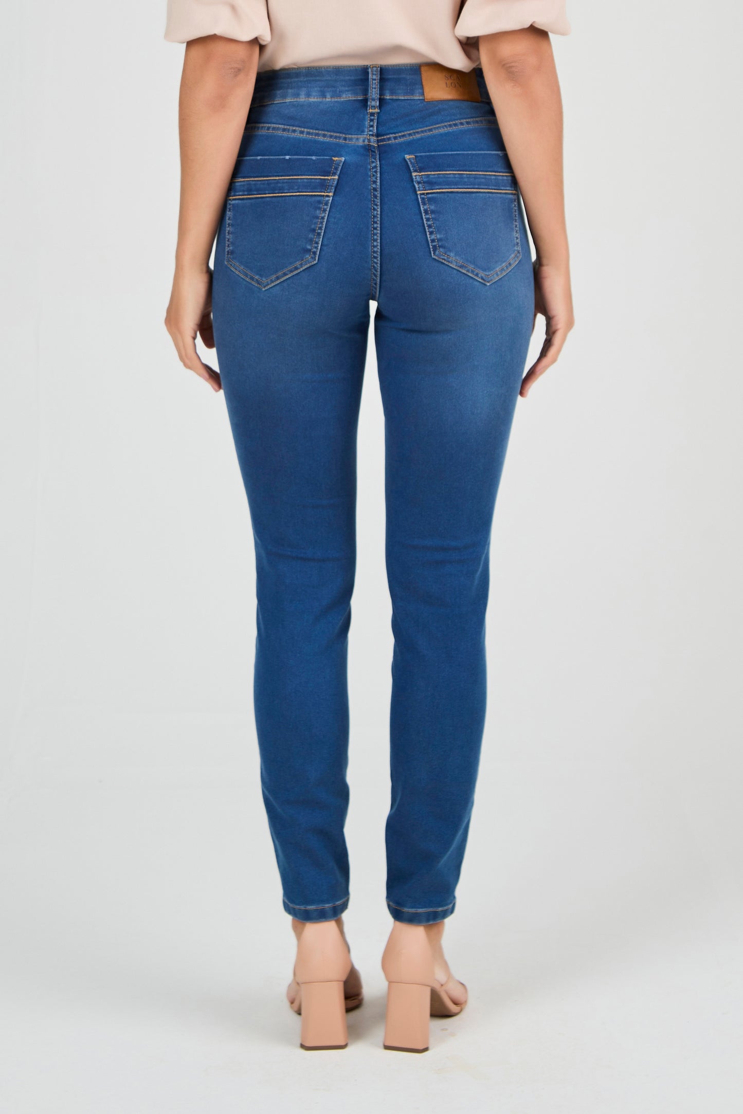 calça jeans skinny cintura intermediária com detalhe no bolso