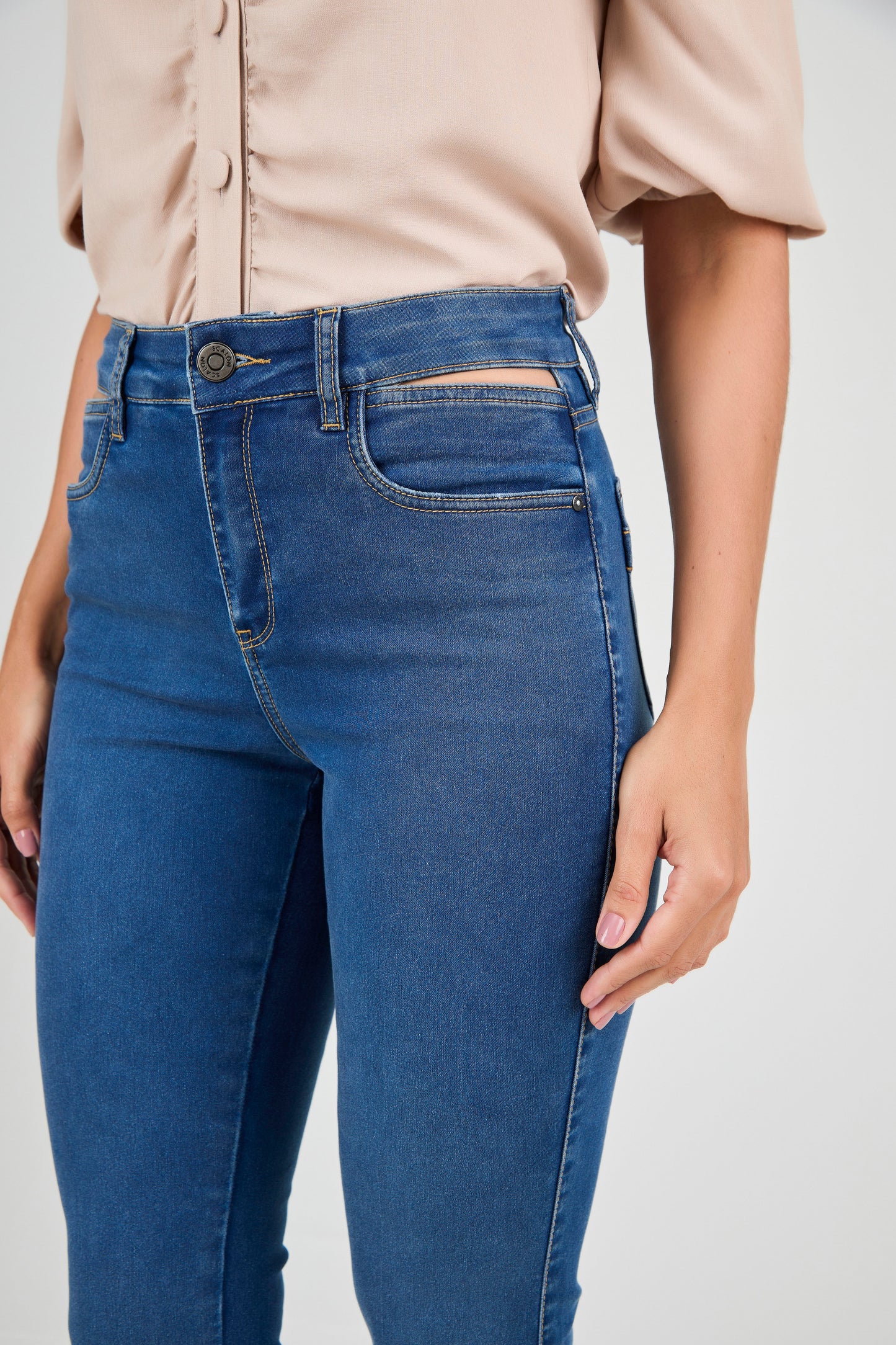 calça jeans skinny cintura intermediária com detalhe no bolso