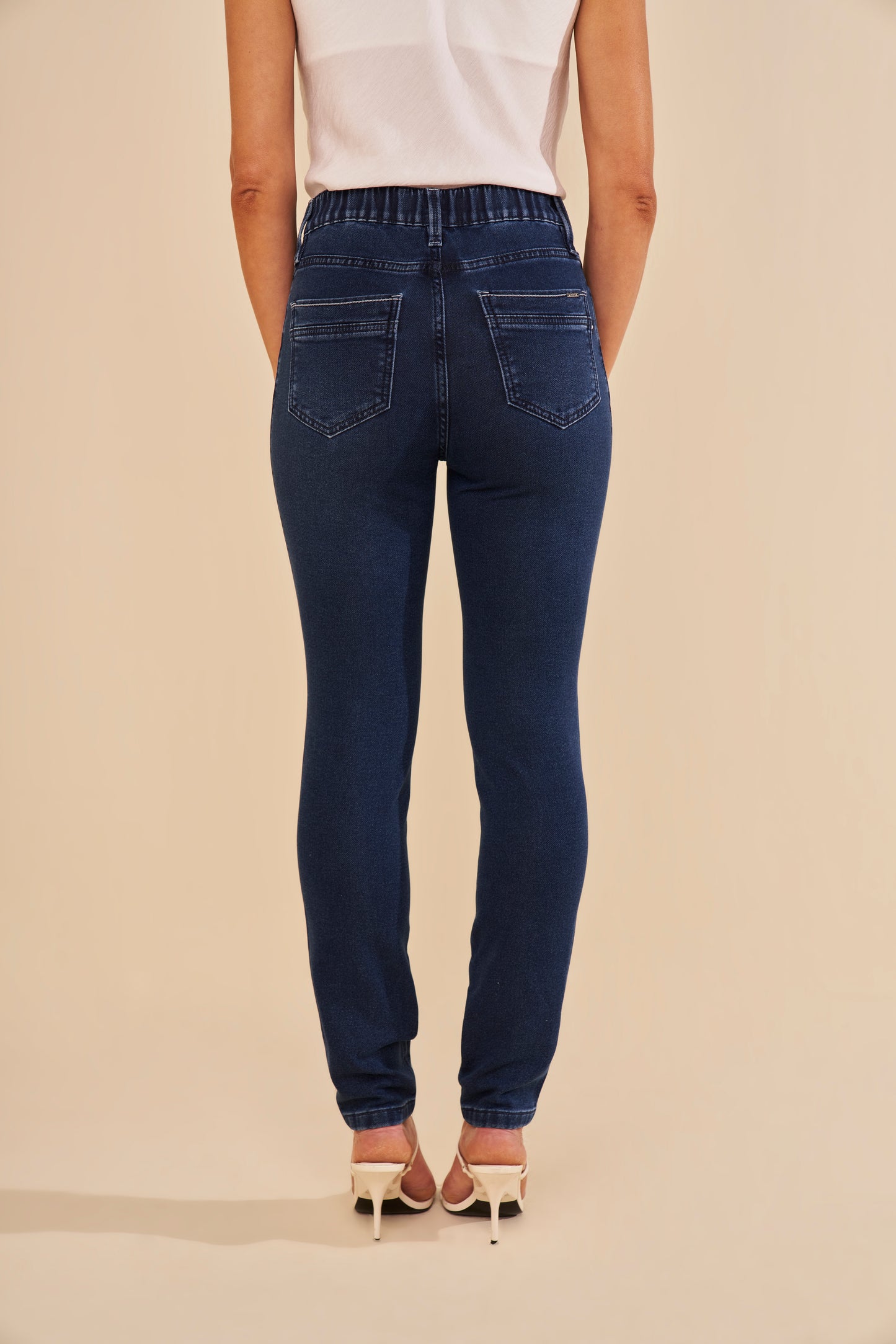 calça jeans malha skinny cintura intermediária com elástico