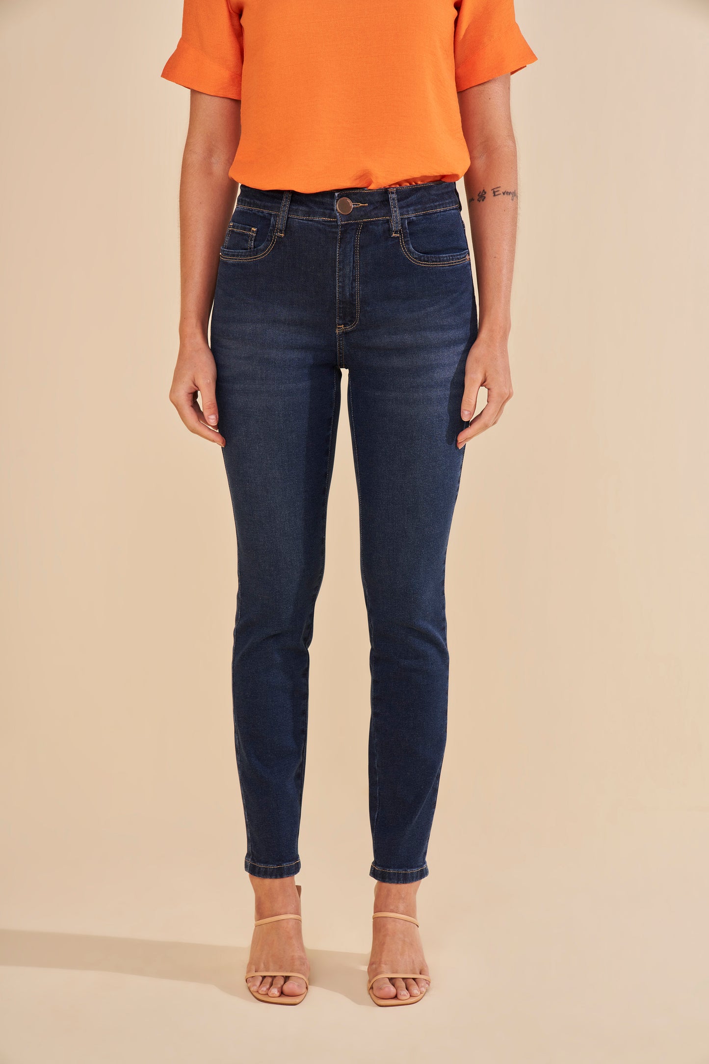 calça jeans skinny cintura intermediária tradicional