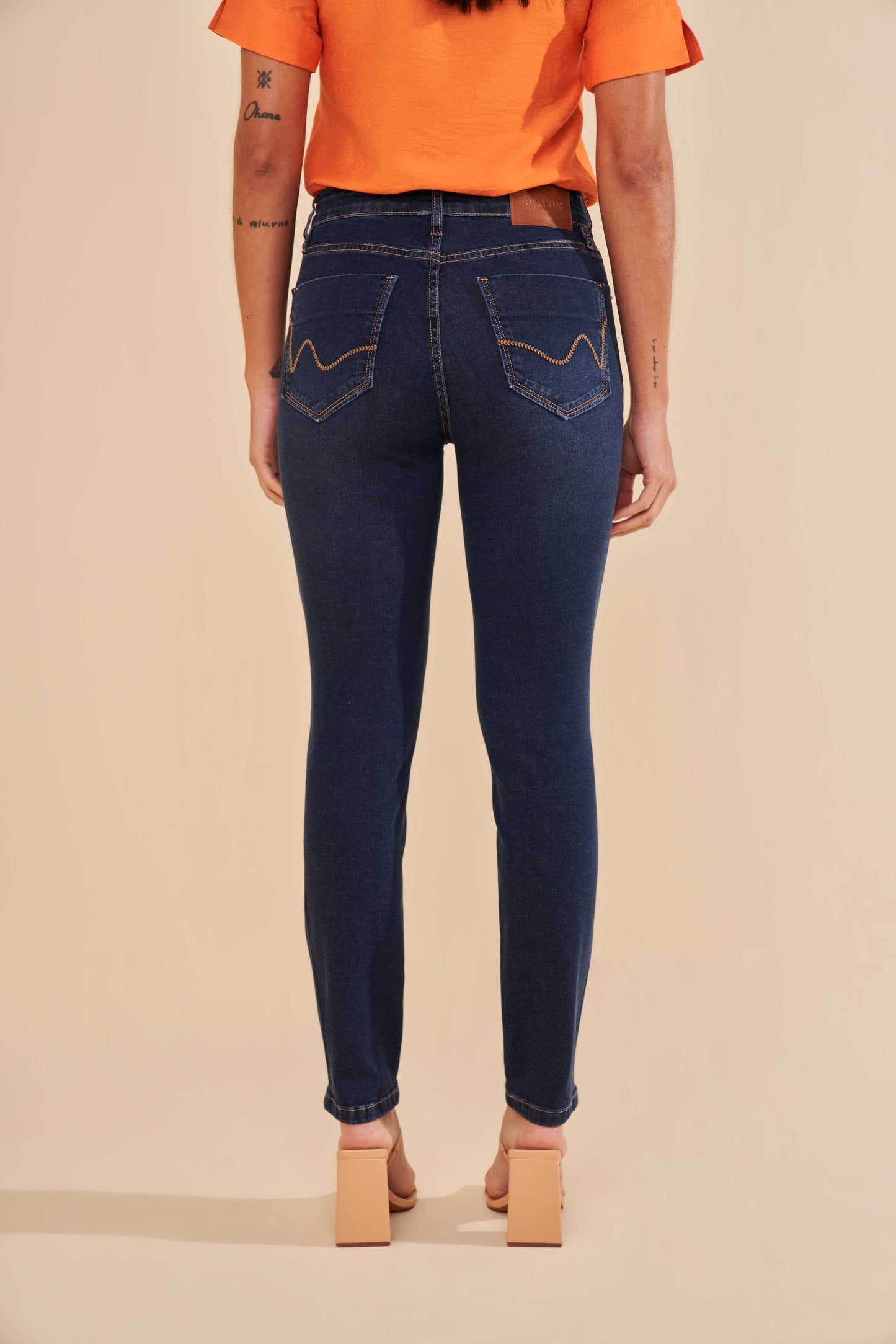 calça jeans skinny cintura intermediária tradicional