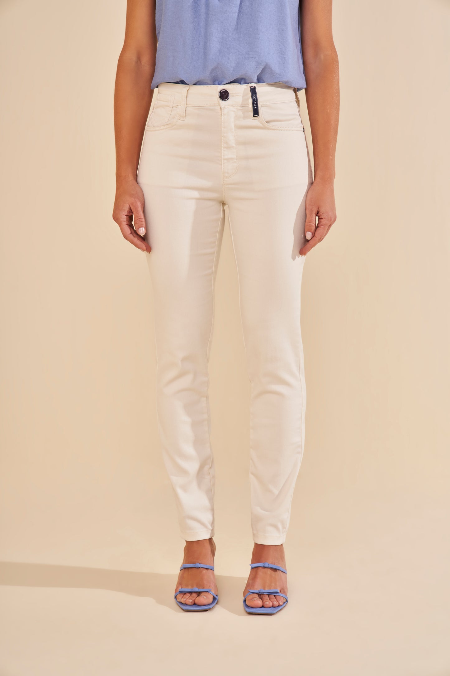 calça sarja color skinny cintura intermediária detalhe passante