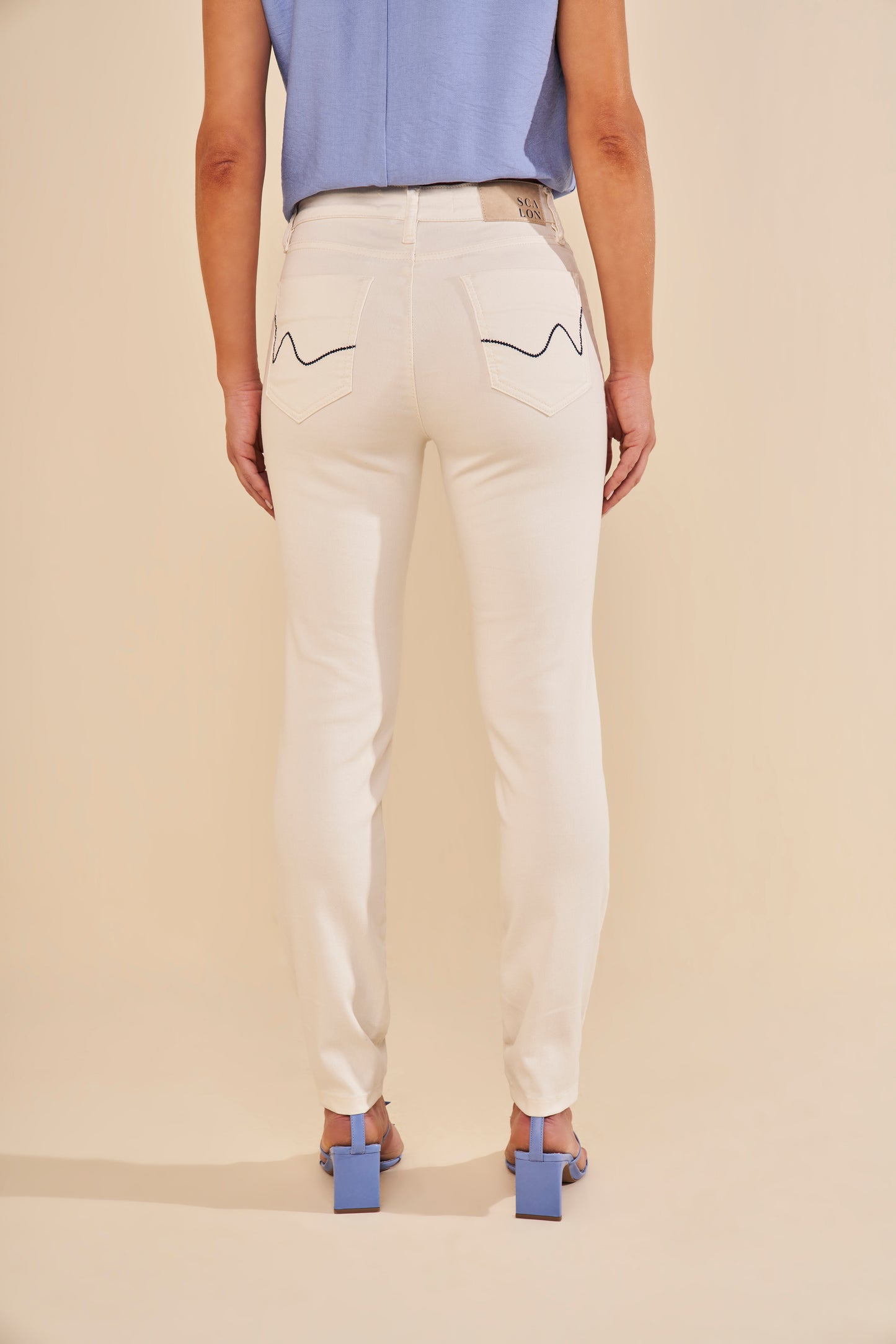 calça sarja color skinny cintura intermediária detalhe passante