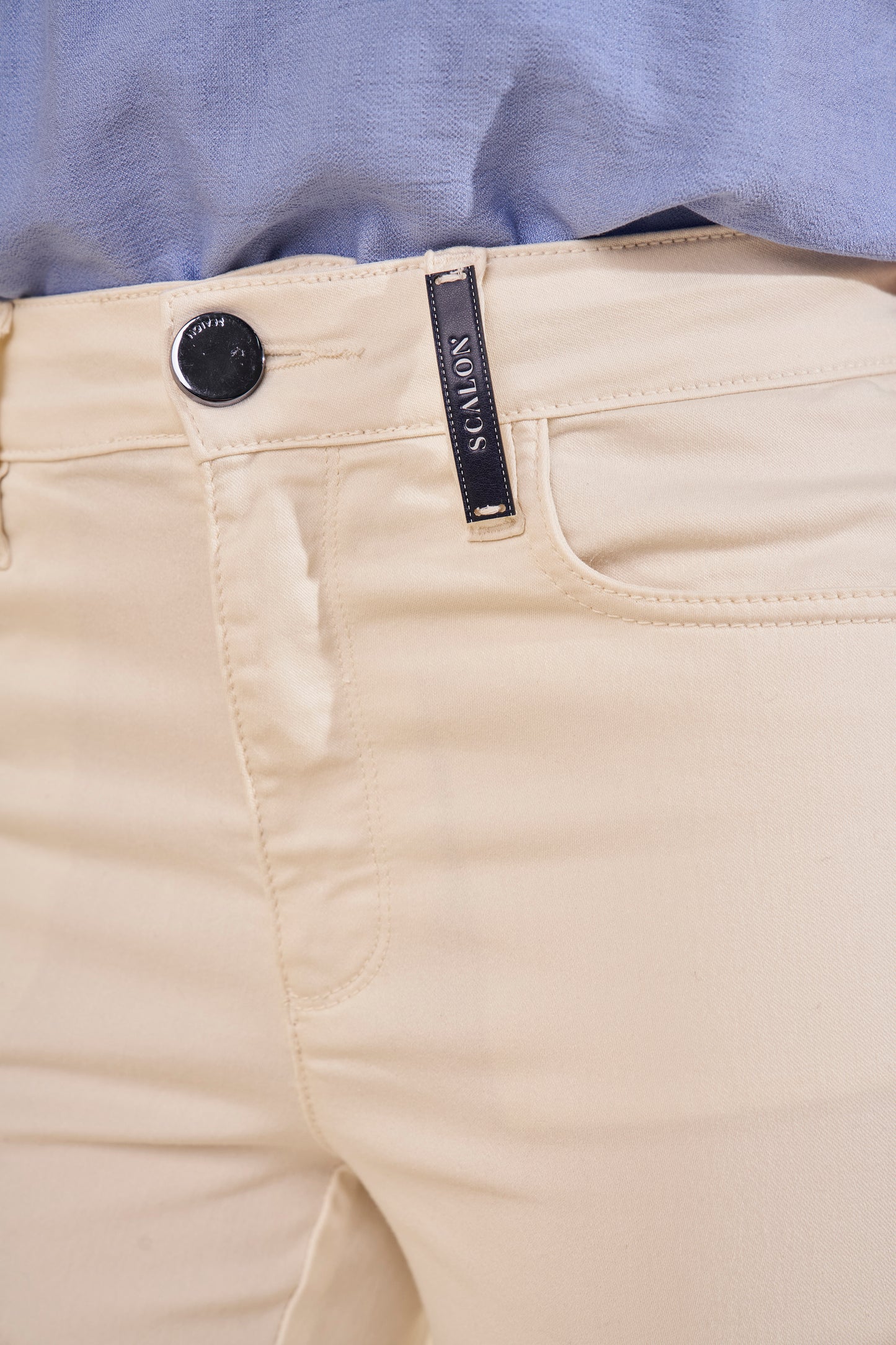 calça sarja color skinny cintura intermediária detalhe passante