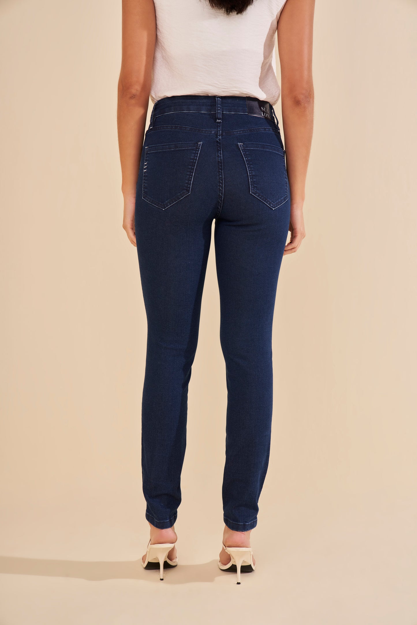 calça jeans skinny cintura intermediária detalhe travetes
