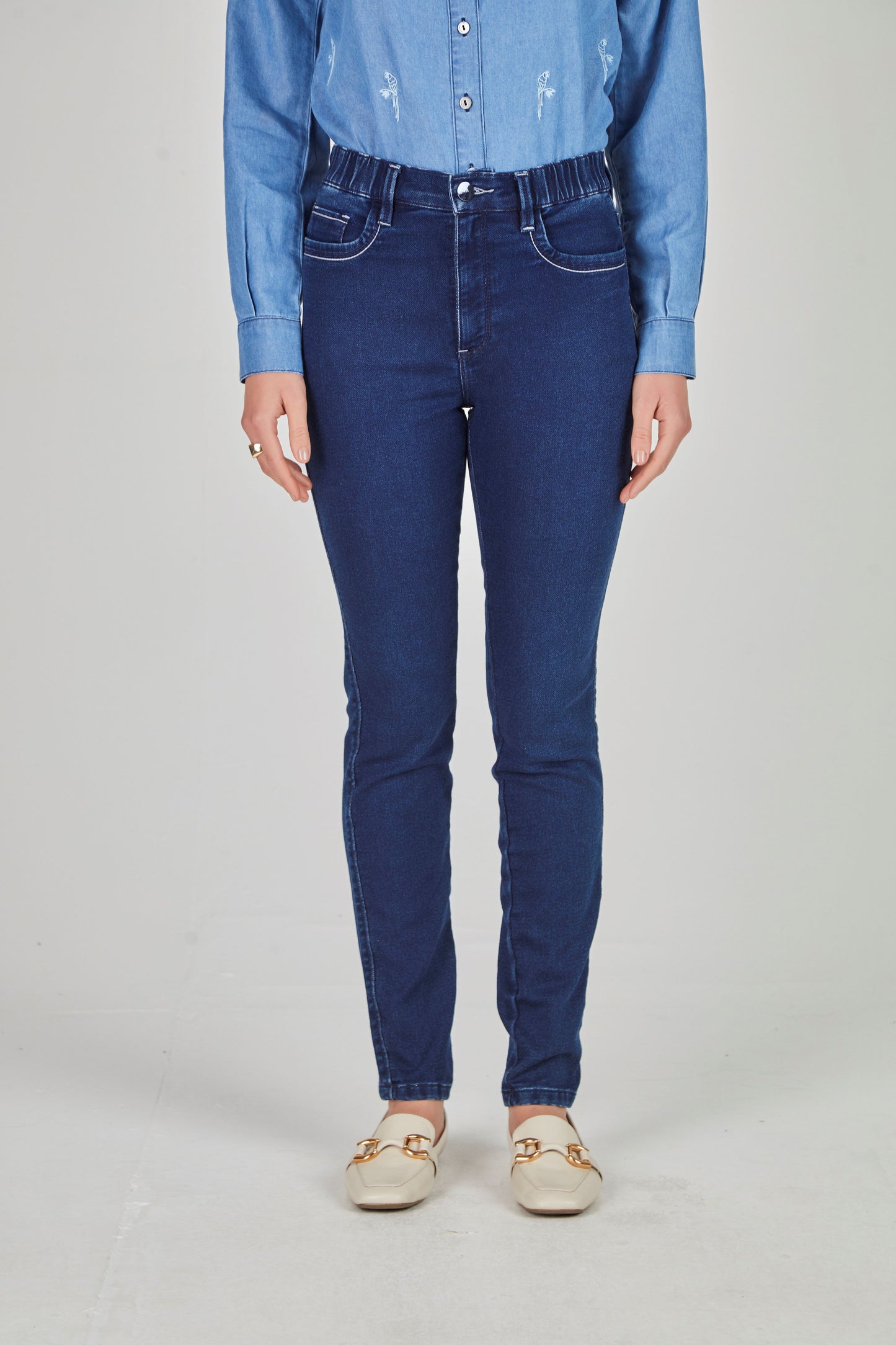 calça jeans malha skinny cintura intermediária com elástico