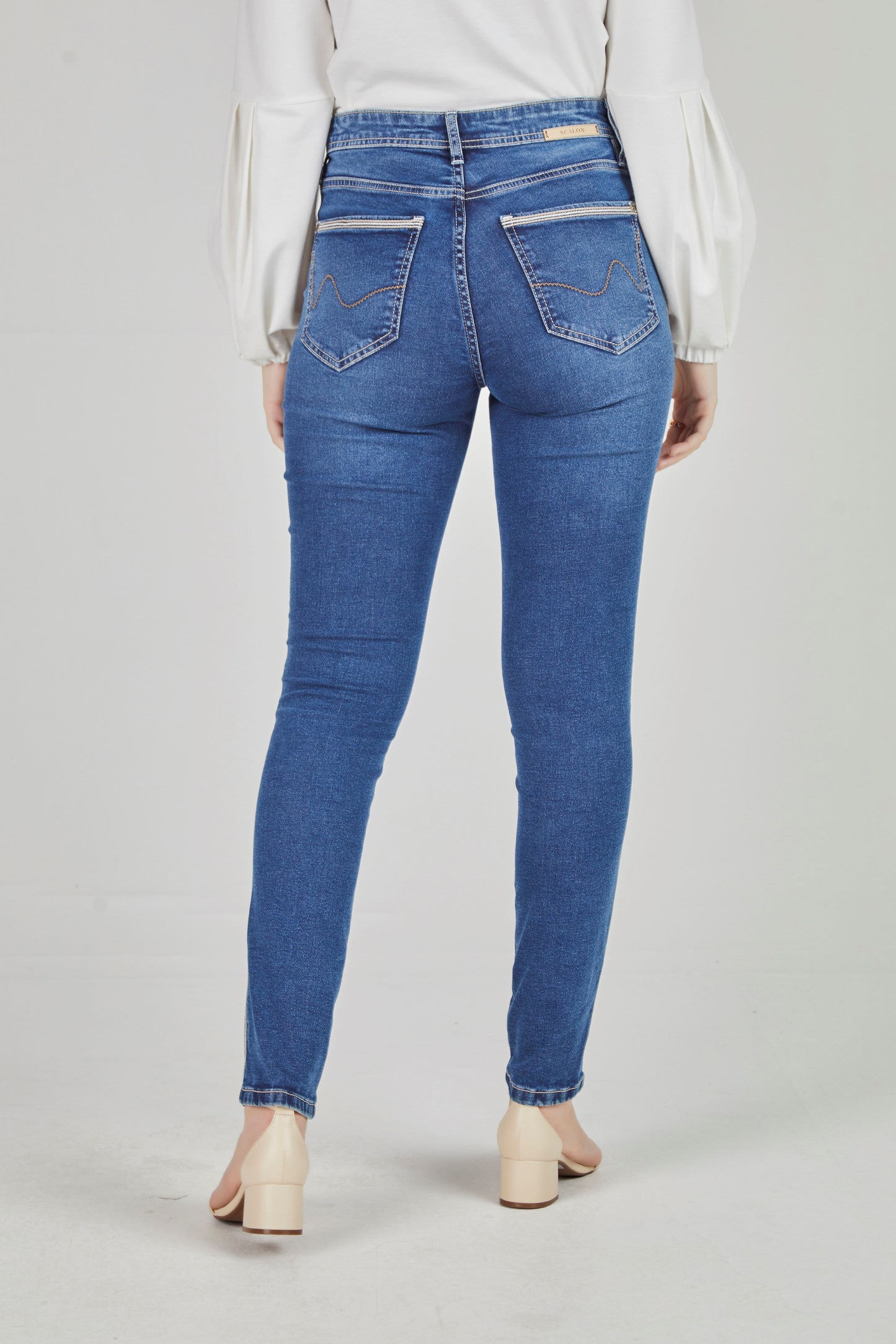 calça jeans skinny cintura intermediária com detalhe lateral