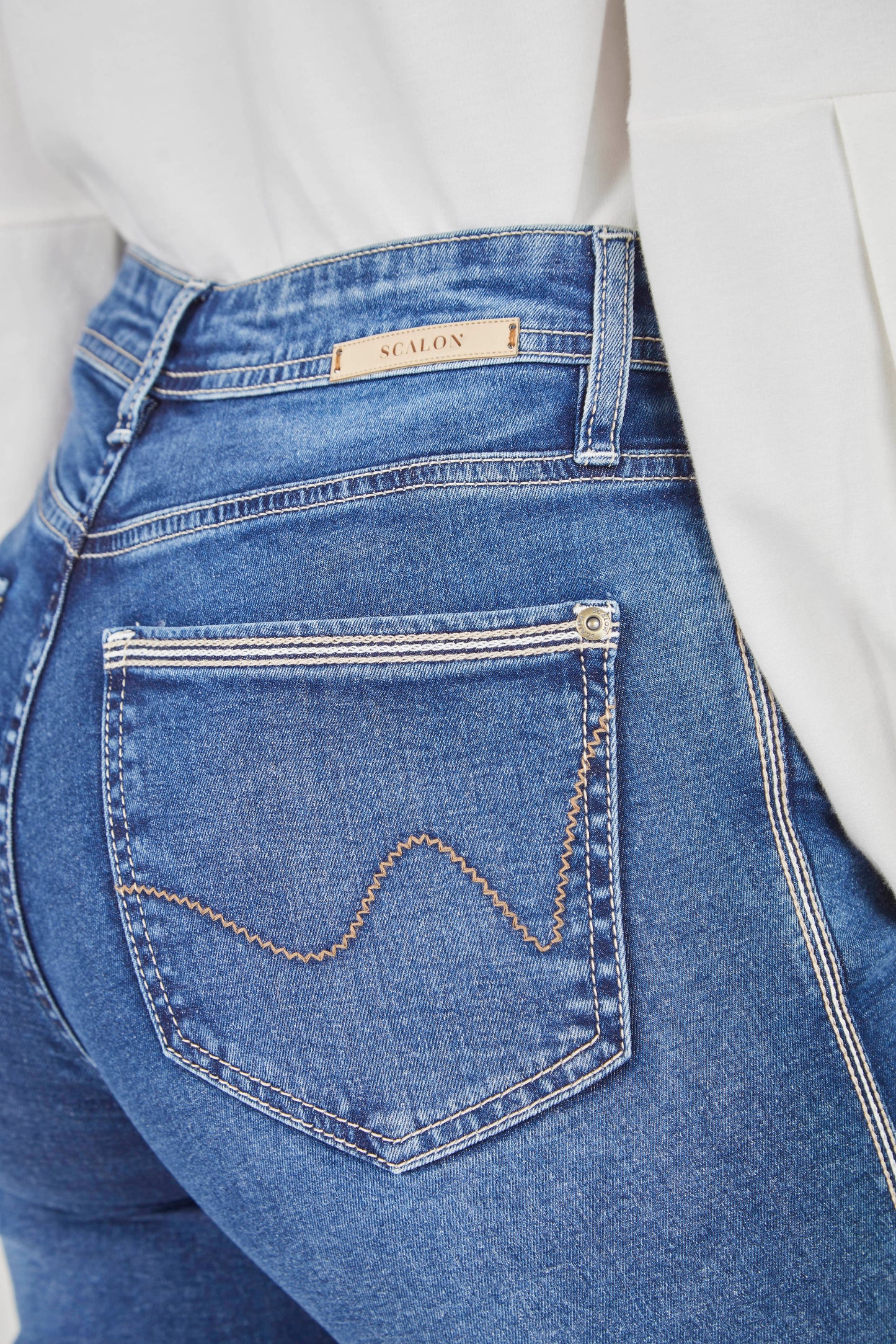 calça jeans skinny cintura intermediária com detalhe lateral