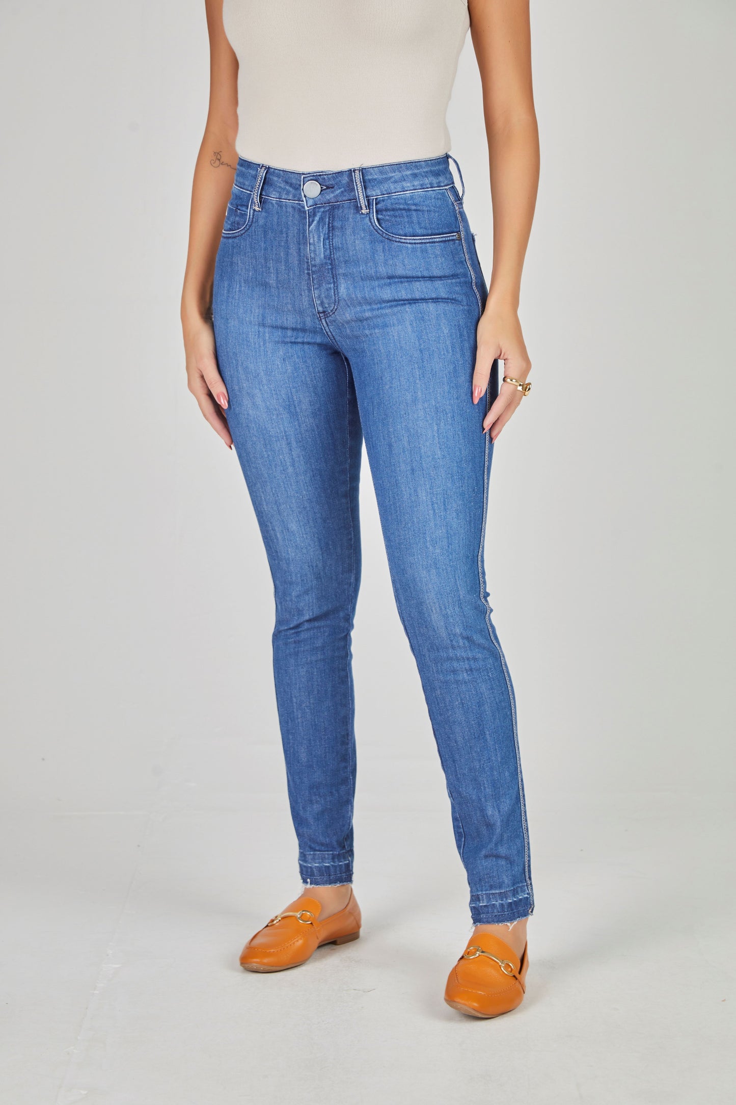 calça jeans skinny cintura intermediária com zig zag