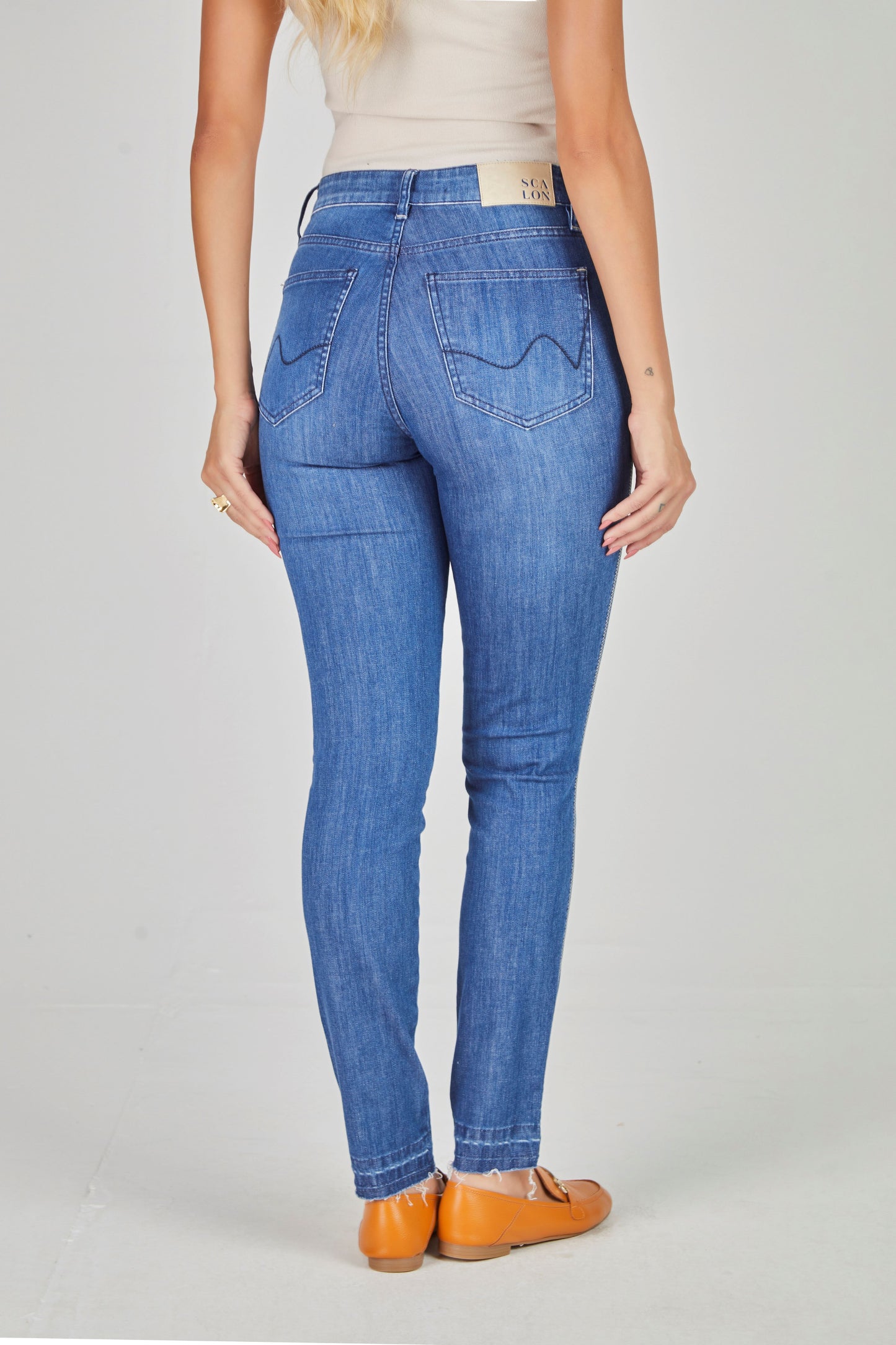 calça jeans skinny cintura intermediária com zig zag